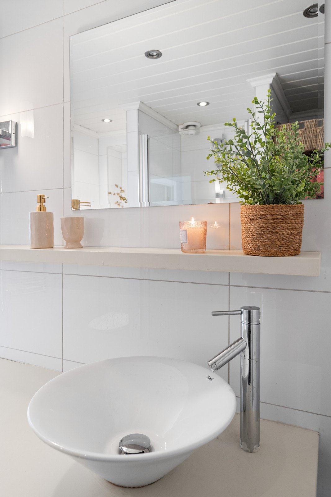 Frittstående servant og en praktisk hylle gir badet et moderne preg. Galleribilde