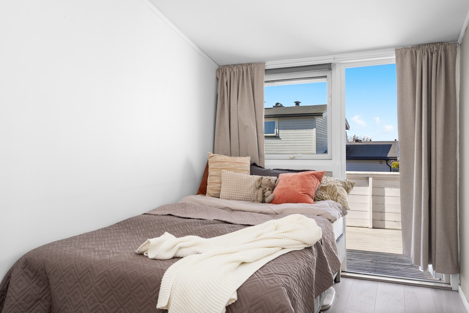 Fra hovedsoverommet er det utgang til en privat veranda på 13 m². Galleribilde