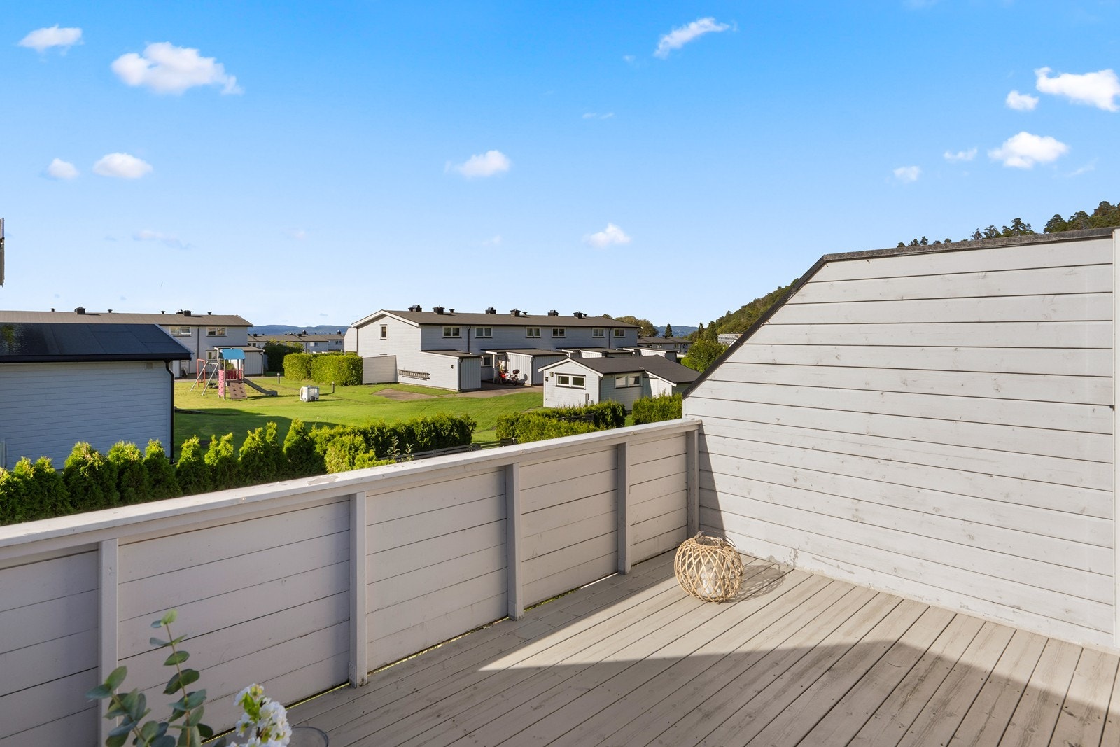 Fra verandaen har man god oversikt over borettslagets grønne fellesarealer. Galleribilde