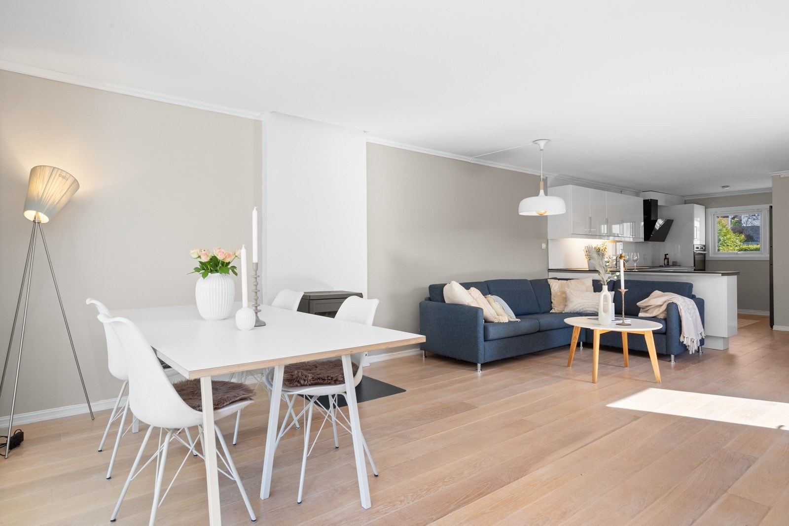 Den åpne planløsningen gir god plass til både sofagruppe og en romslig spiseplass. Galleribilde