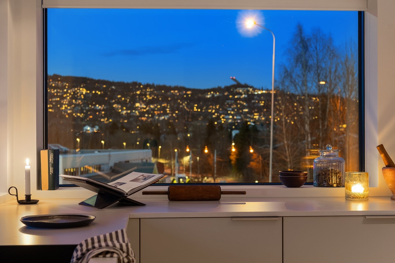 En inspirerende arbeidsplass med utsikt mot Holmenkollen Galleribilde