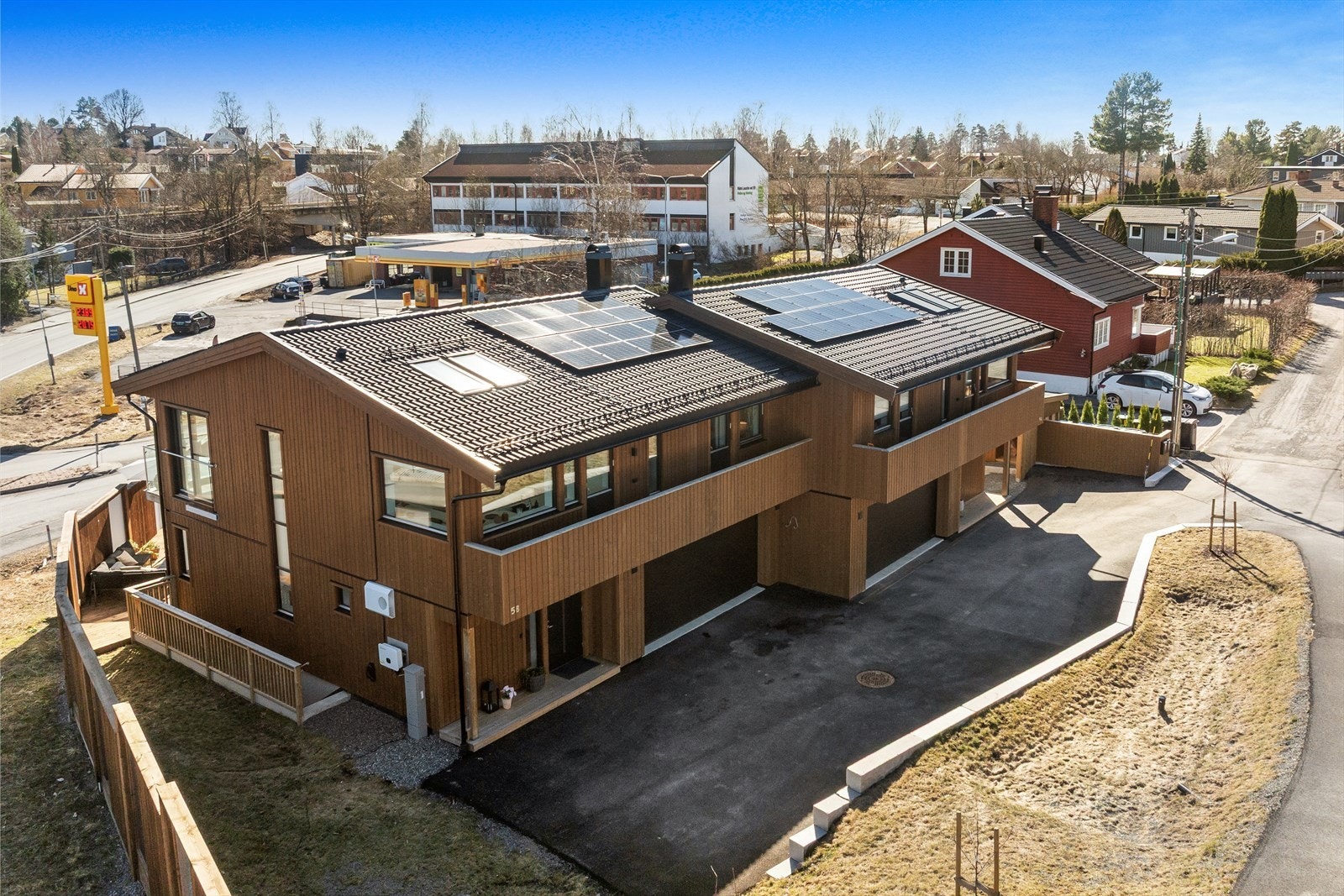 Solcellepaneler på taket bidrar til lavere energikostnader Galleribilde