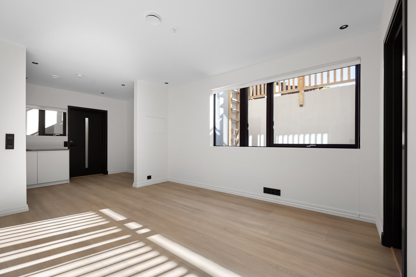 Romslig kjellerstue med slitesterkt laminatgulv og fleksible møbleringsmuligheter, med god plass til både sofagruppe og annen innredning. Det er gjennomgående laminatgulv i hele hybeldelen, med unntak av badet Galleribilde