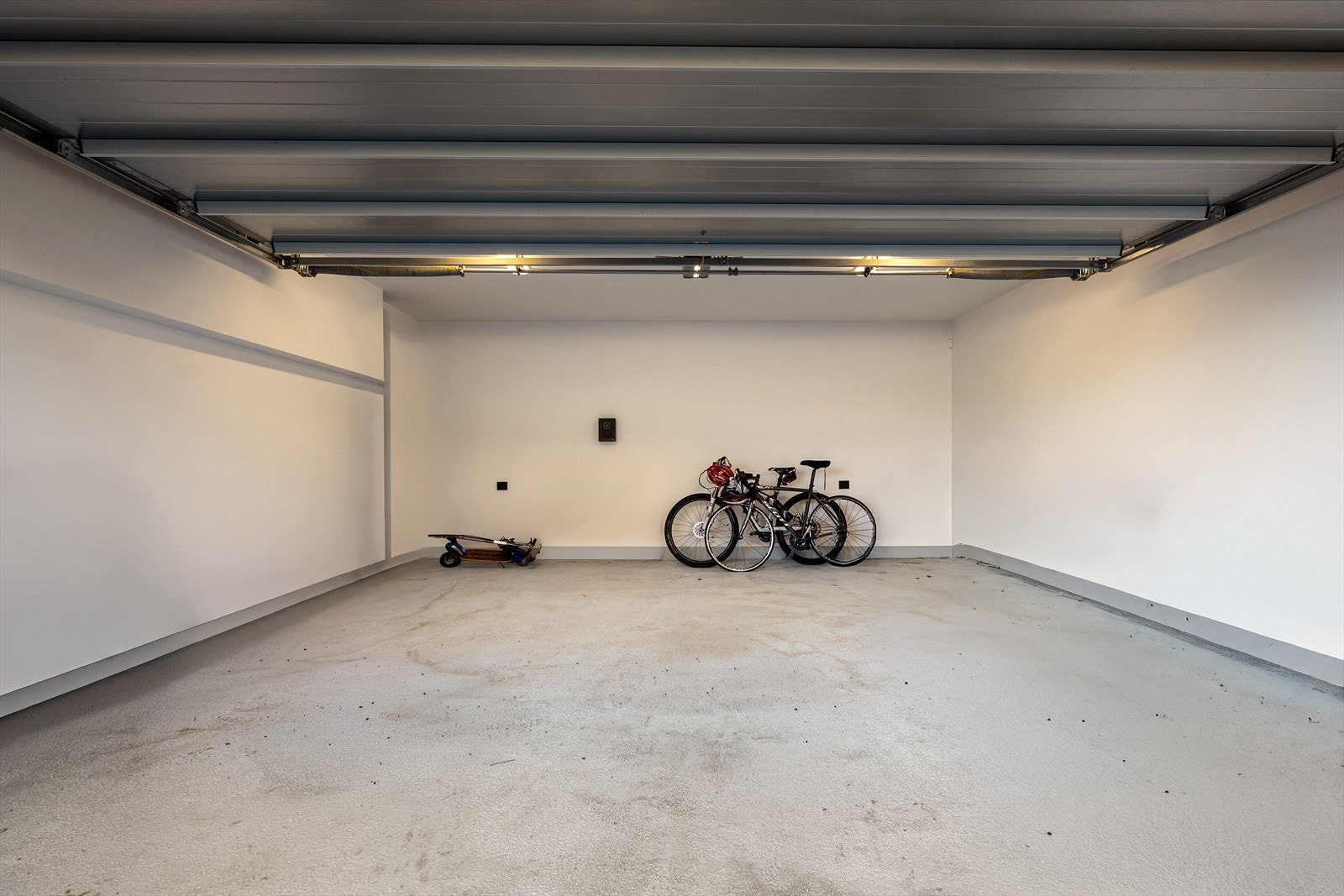 Dobbelgarasje i 1. etasje med god plass til både biler og oppbevaring Galleribilde