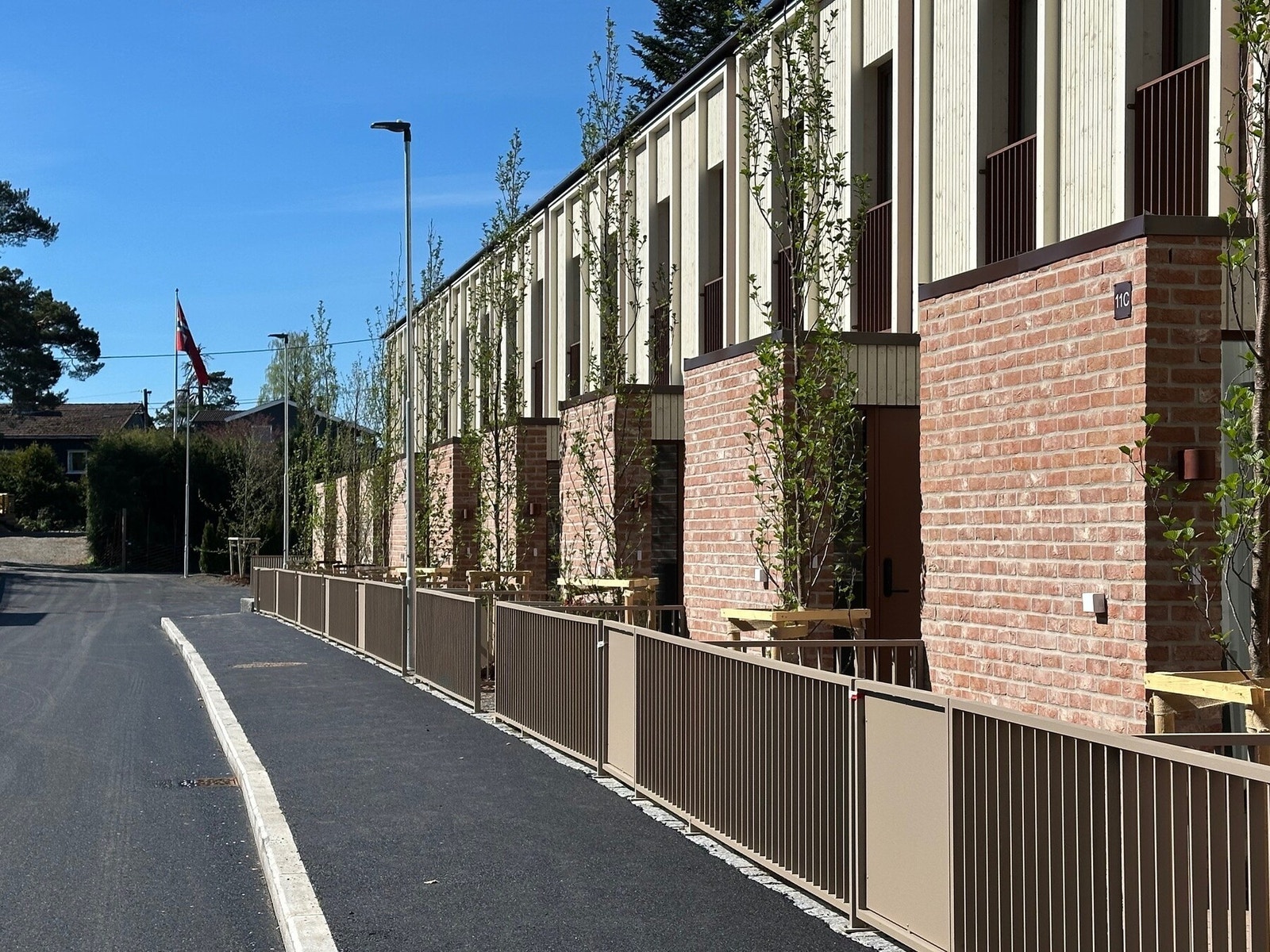 Boligen vender mot indre gårdsrom og trafikkstille blindgate Galleribilde