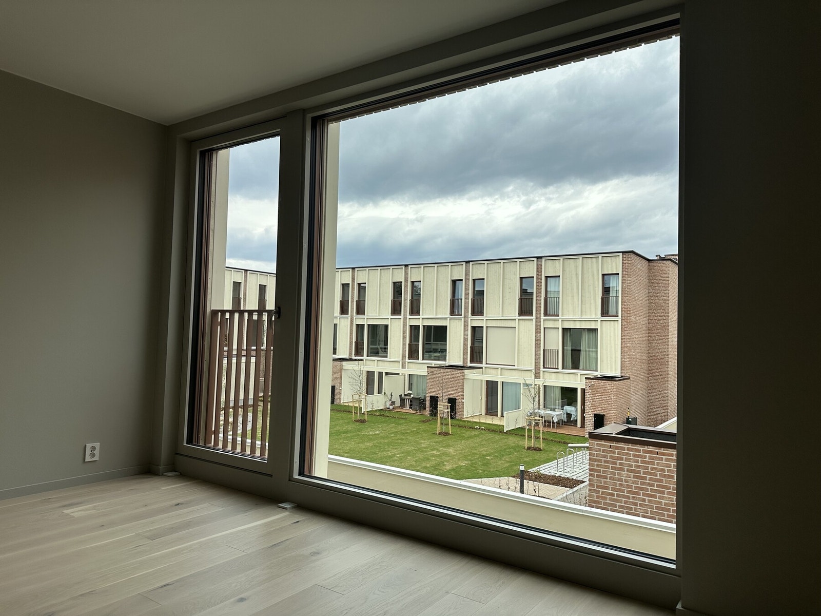 Flott utsikt mot indre gårdsrom Galleribilde