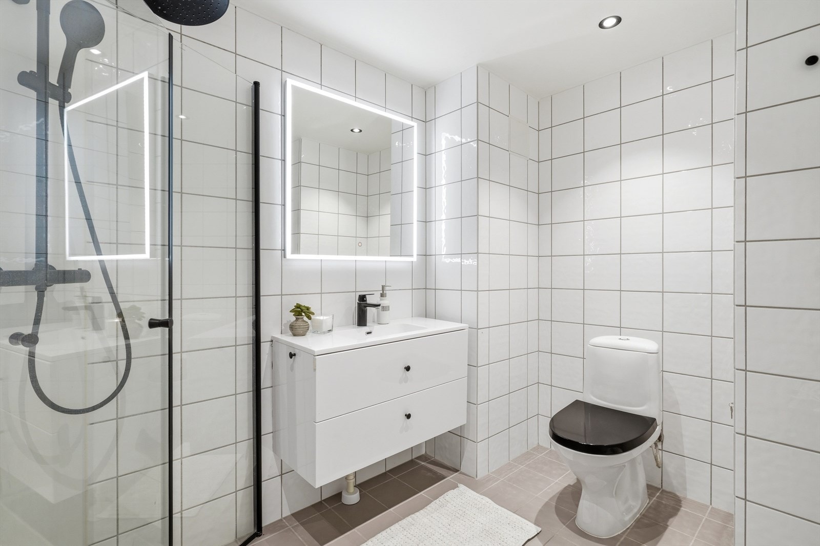 praktisk og funksjonelt bad fra byggeår og er innredet med servant i baderomsinnredning, toalett og dusjhjørne med glassvegger, samt opplegg for vaskemaskin. Galleribilde