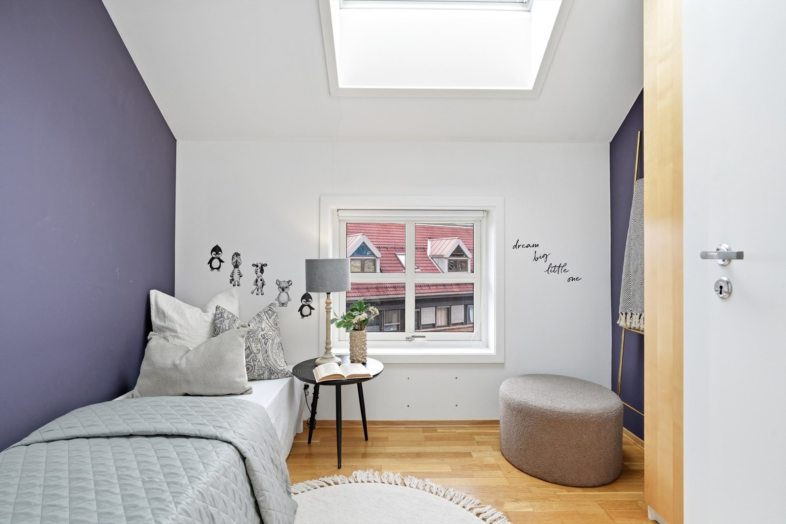 Soverom med god plass til seng og klesskap. Galleribilde