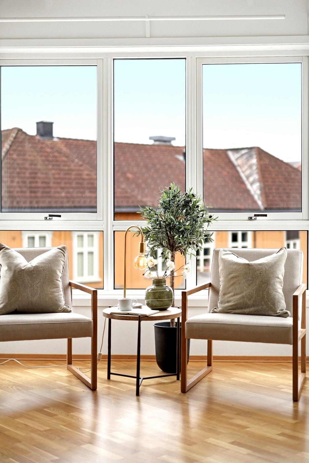 I stuen er det store vinduer som slipper inn rikelig med dagslys. Galleribilde