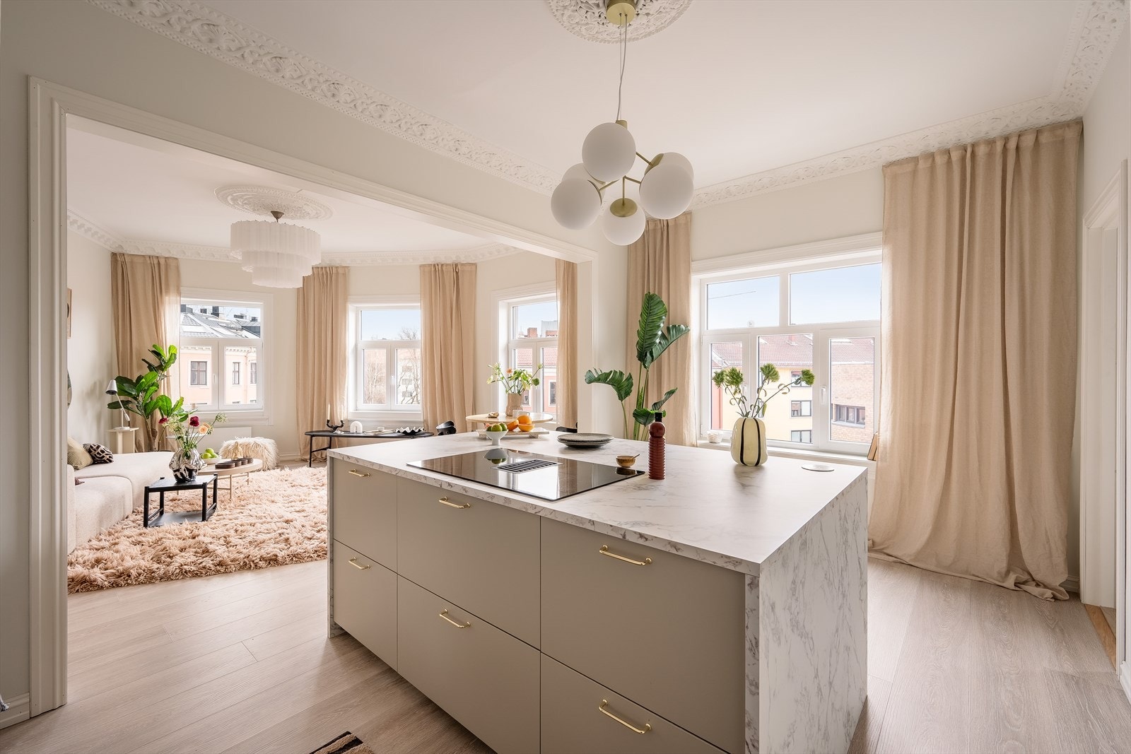 Kjøkkenet ble fornyet i 2025 med nytt IKEA-kjøkken og kjøkkenøy, som både tilfører boligen et stilrent preg og gode arbeids- og oppbevaringsløsninger. Galleribilde