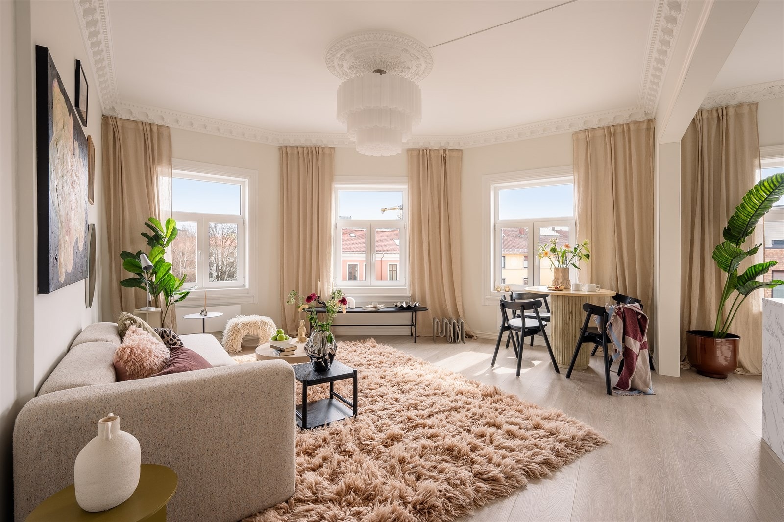 Leiligheten fremstår som vesentlig oppgradert og modernisert med en svært vellykket kombinasjon av klassiske detaljer, moderne komfort og arealeffektive løsninger. Galleribilde