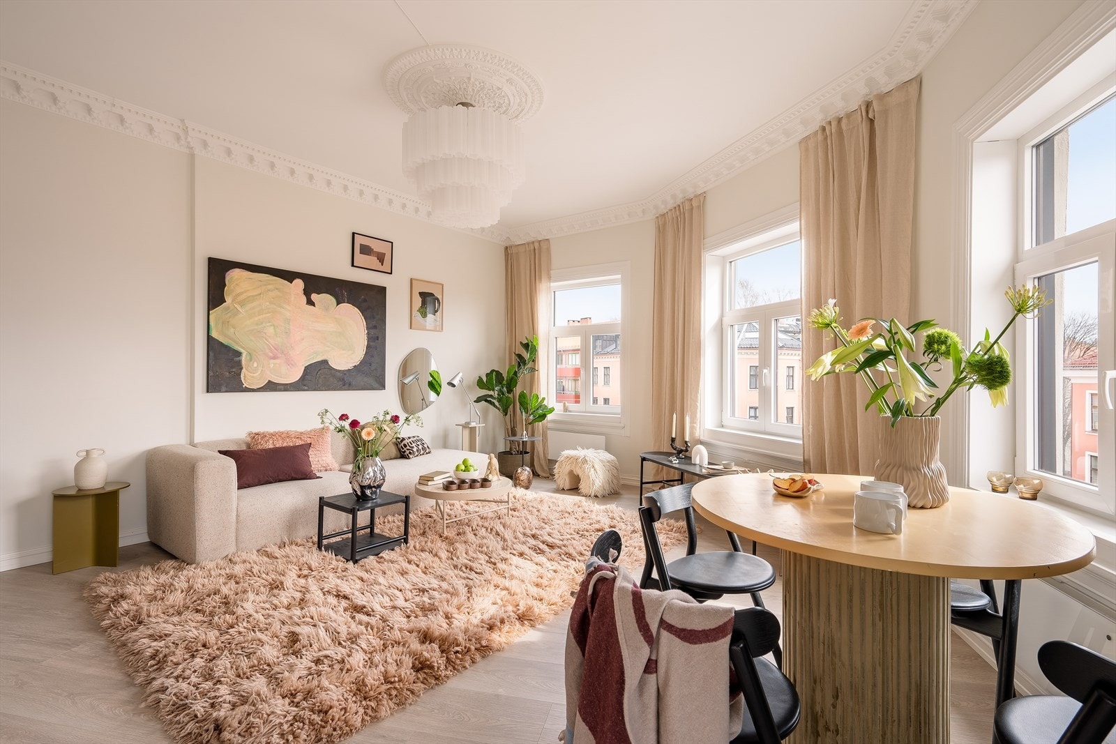 I stuen møtes man av en fantastisk lysekrone som umiddelbart tilfører boligen særpreg og eksklusivitet. Lysekronen er prydet av 70 håndblåste glass og fungerer som et naturlig blikkfang og understreker boligens påkostede og særegne preg. Galleribilde