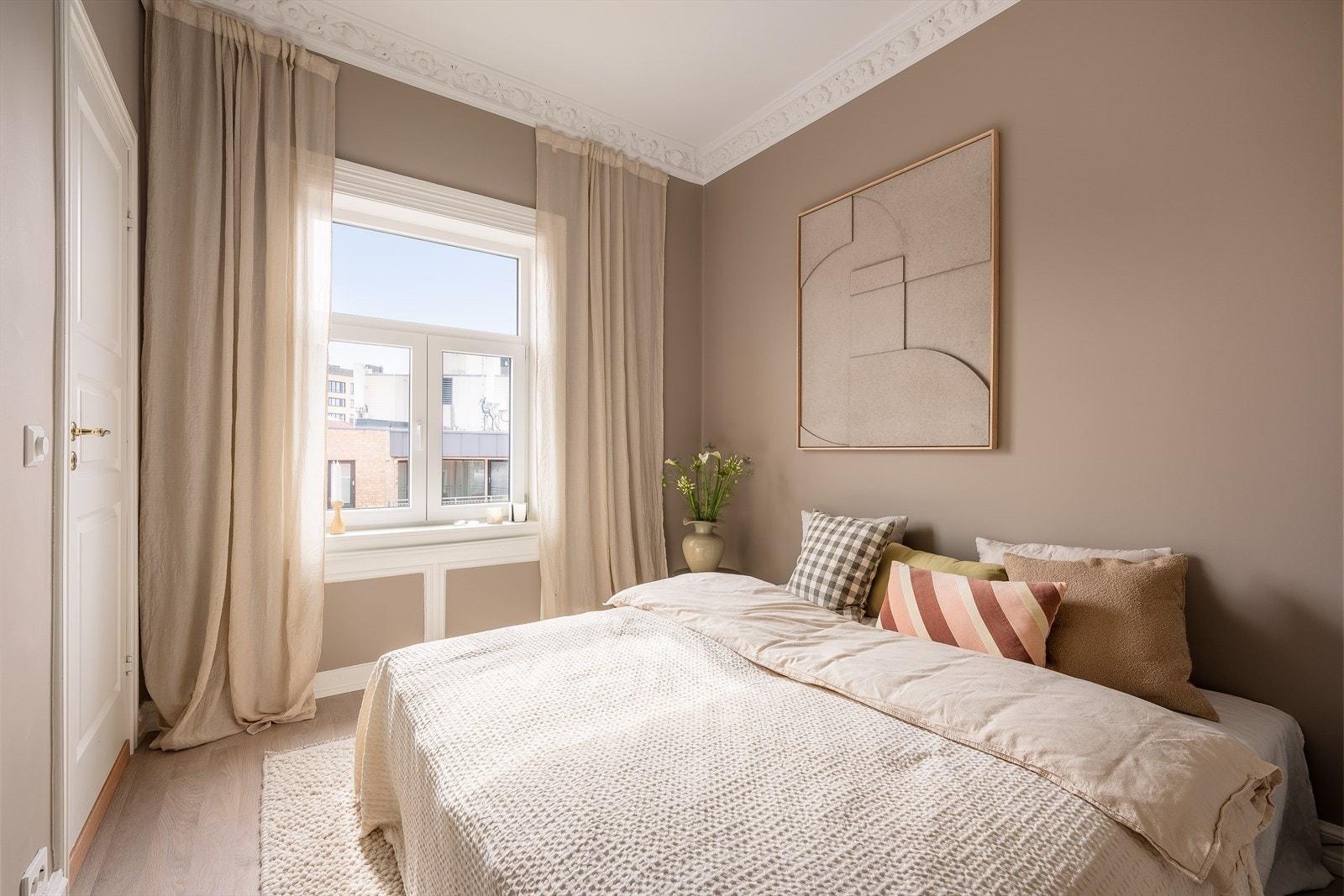 Hovedsoverommet er romslig, med god plass til dobbeltseng, nattbord og garderobe. Galleribilde