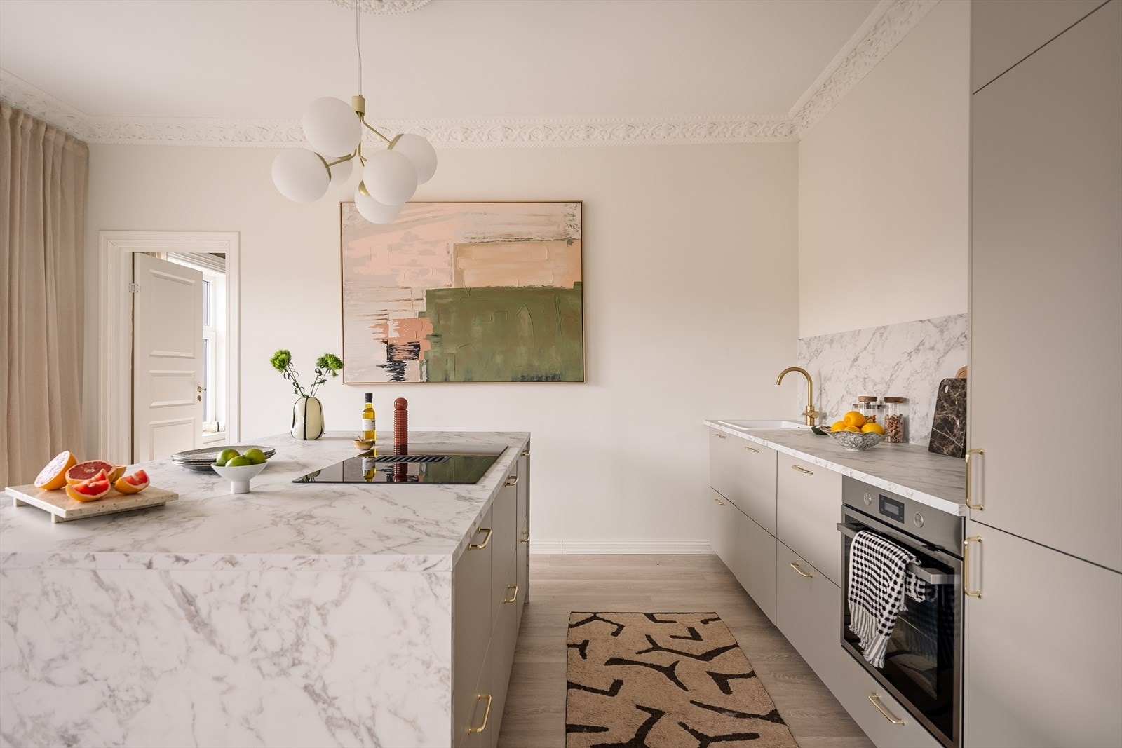 Det delikate kjøkkenet var nytt i august 2025. Kjøkkenet er innredet med slette, beige fronter og kjøkkenøy i imitert marmor. Galleribilde