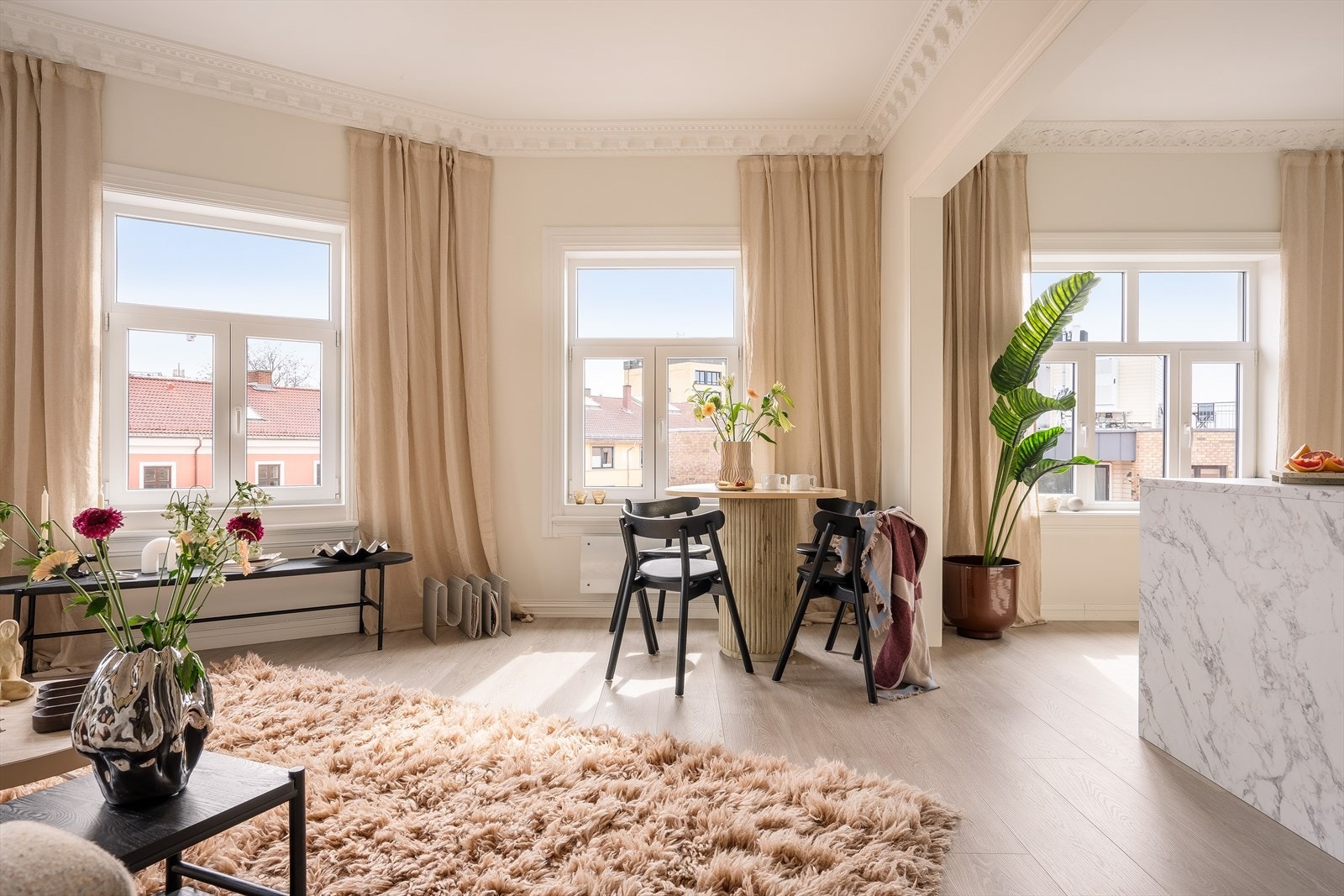 Det sosiale allrommet gir god plass til innredning i ulike soner, her både med sofa og spisestue. Galleribilde