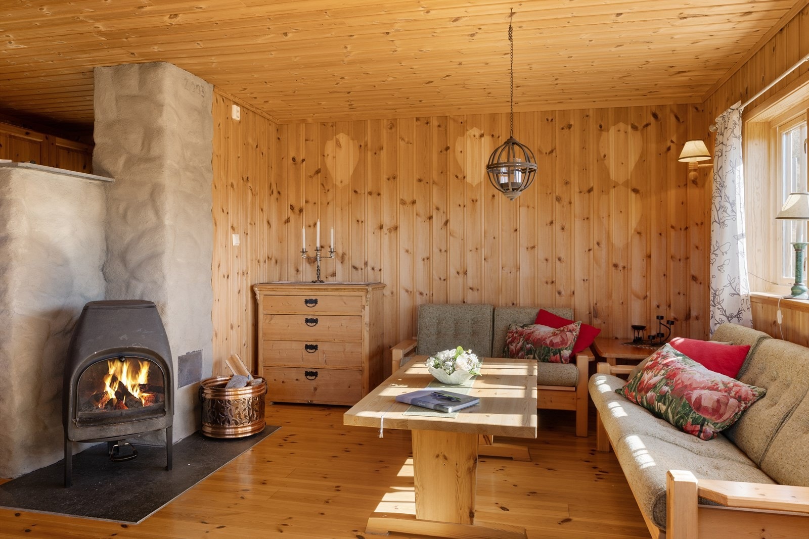 Det er god plass til sofagruppe mm, og peisovnen sørger for god varme og hygge. Galleribilde