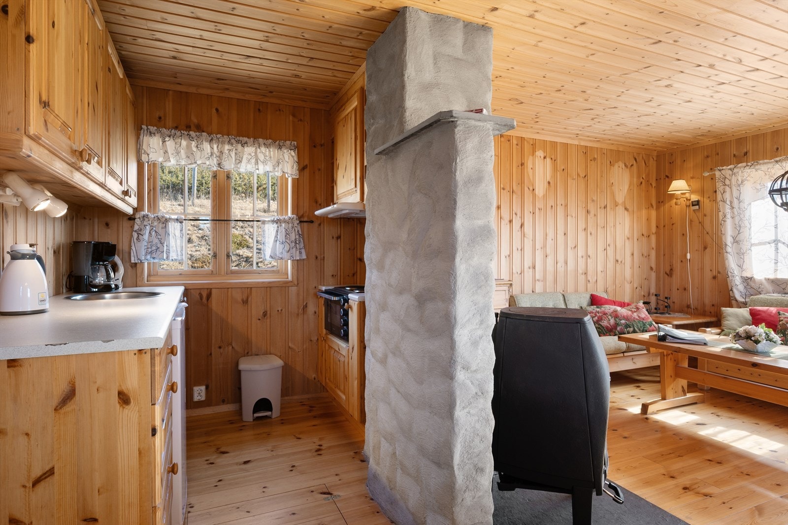 Kjøkkenkroken har innredning m/profilerte fronter og benkeplate i laminat. Galleribilde