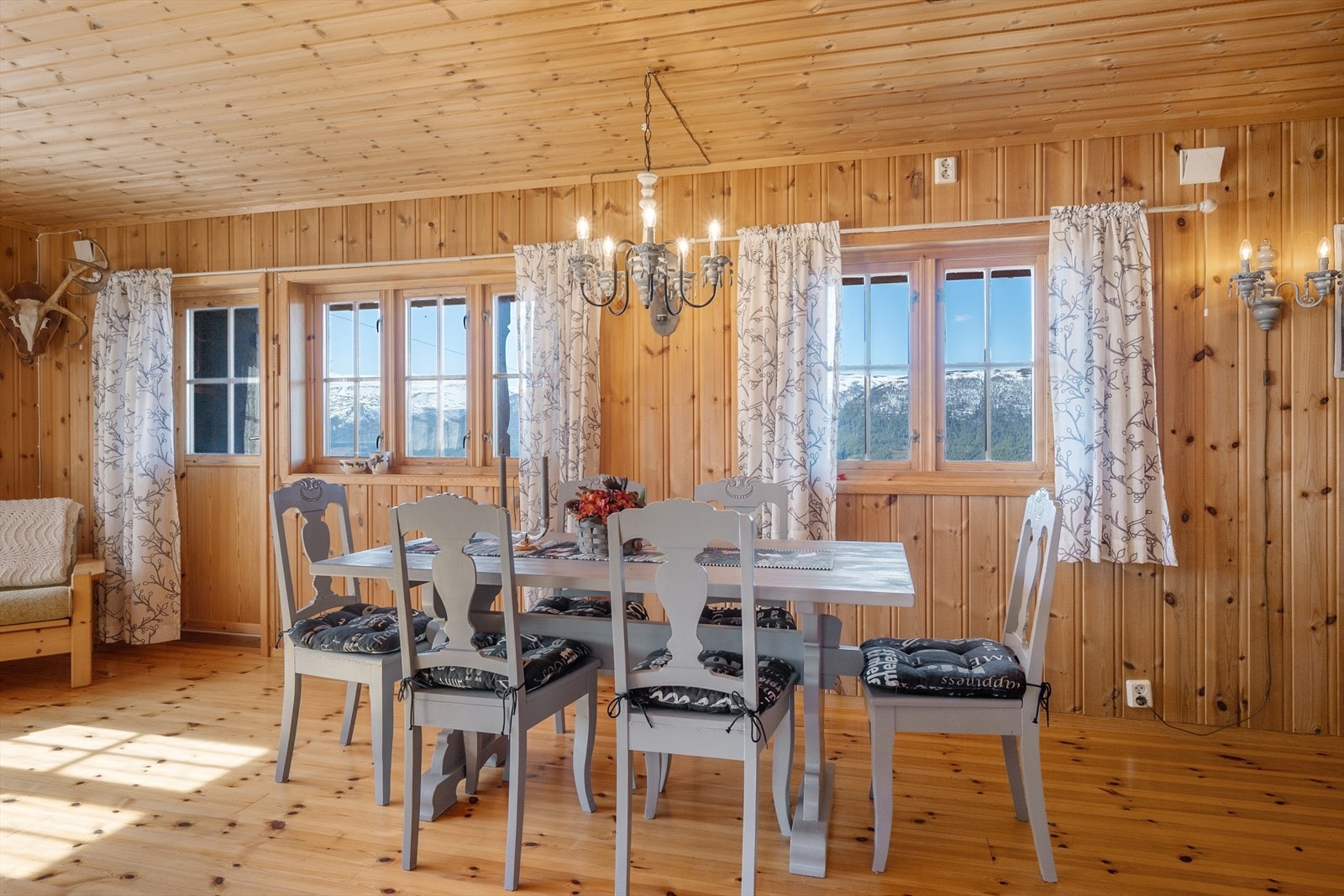 Fra spisestua er det utgang til terrassen. Galleribilde