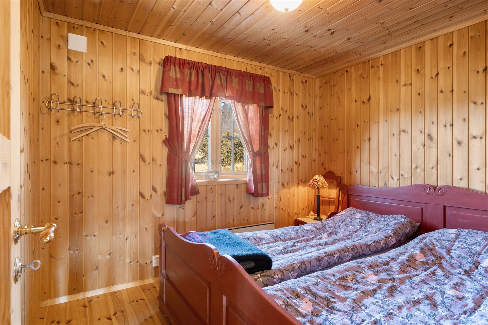 Hovedsoverommet har god plass til dobbeltseng. Galleribilde