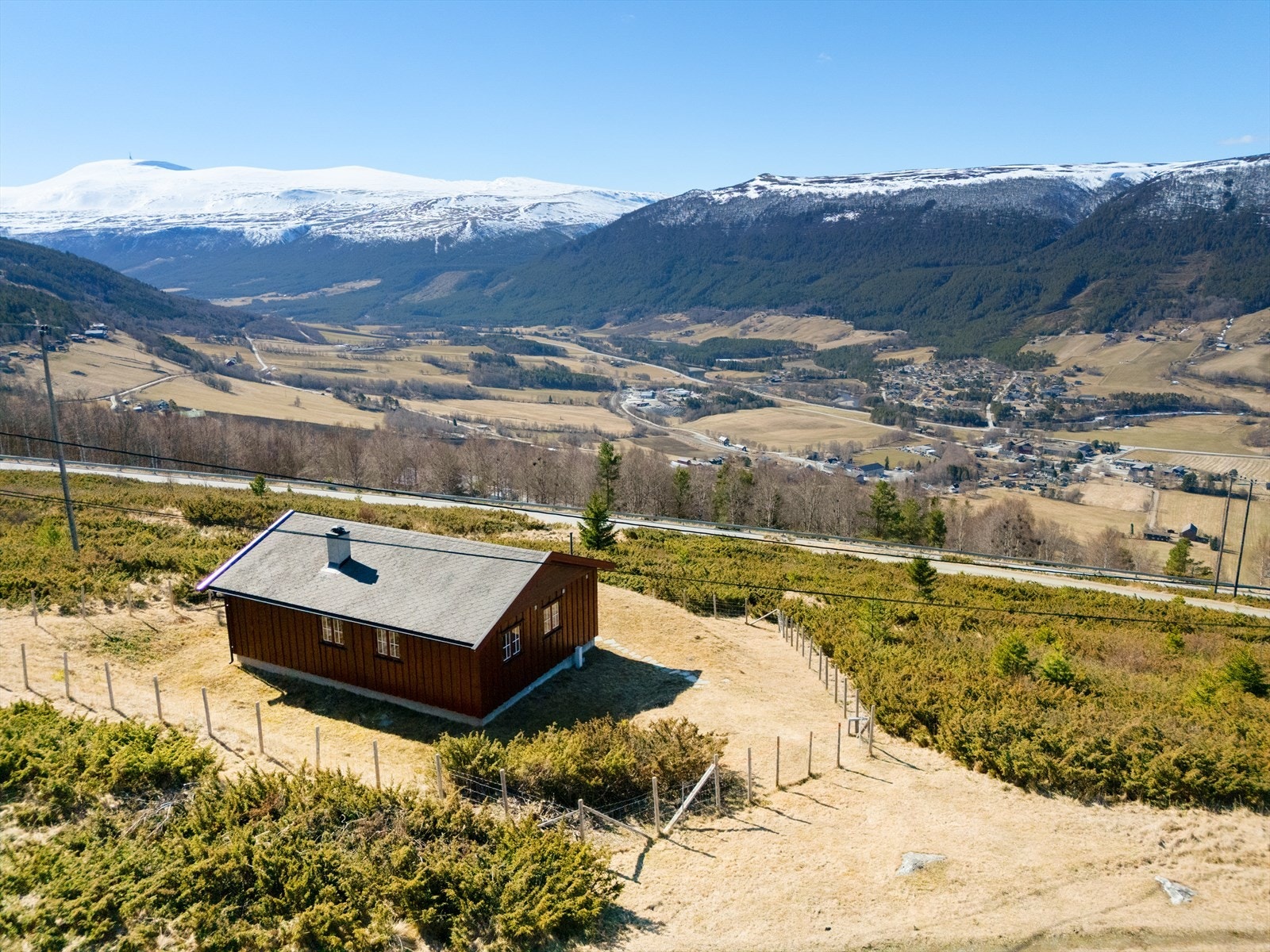 Fritidsboligen "Reinsbu" ligger ca 740 moh og har storslått utsikt over dalføret og fjellene omkring! Galleribilde