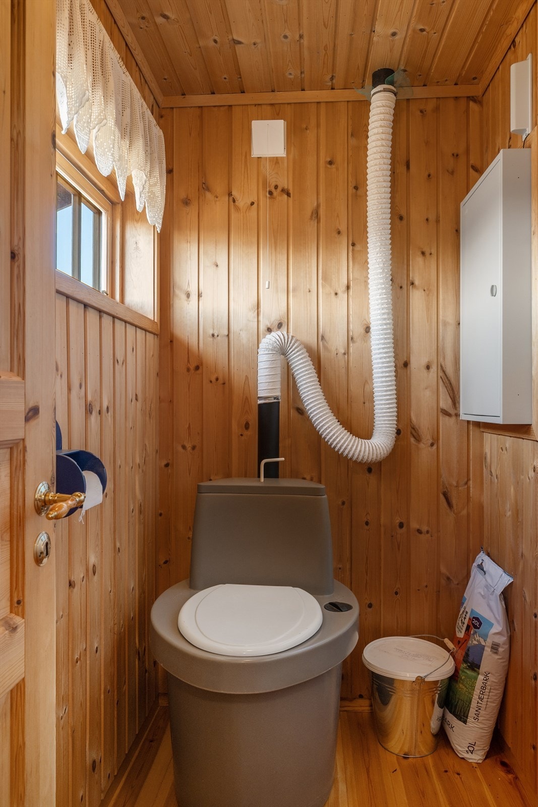 Toalettrommet er utstyrt med mull-do. Galleribilde