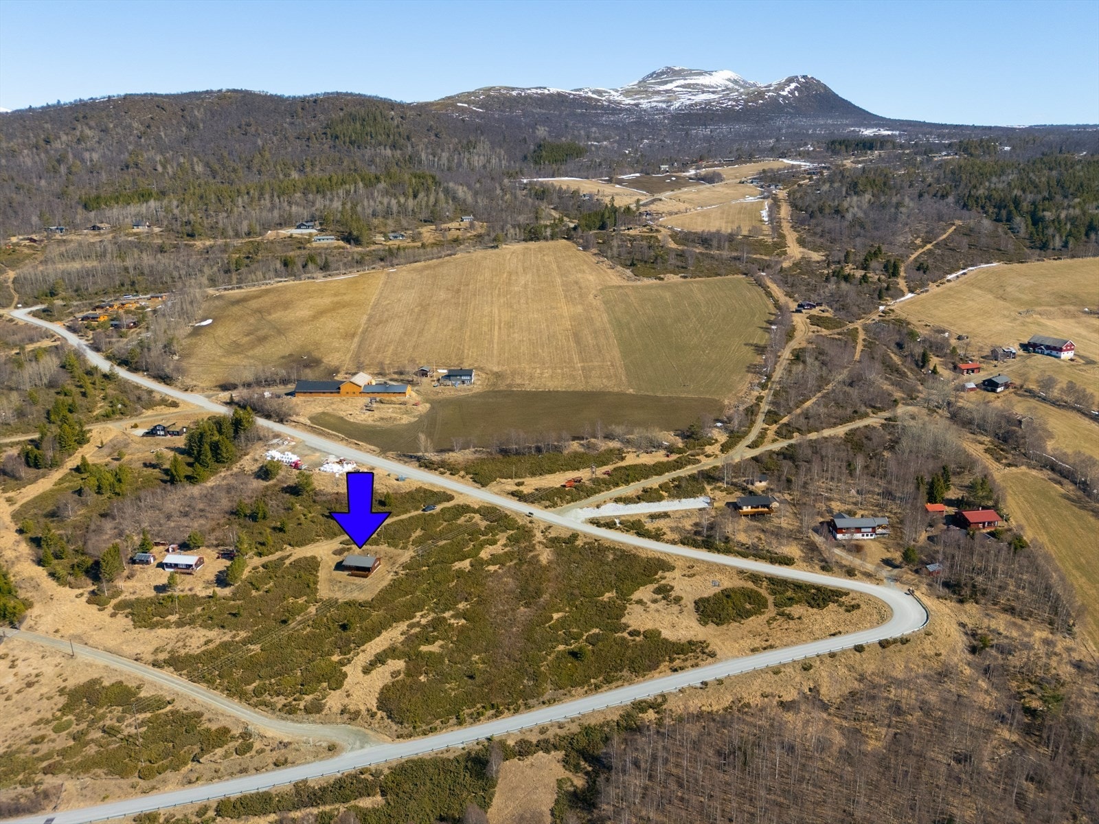 Fra hytta er det kort vei ned til dagligvare i Dovre sentrum. For et bredere servicetilbud ligger Dombås ca 12 minutter unna med bil. Galleribilde