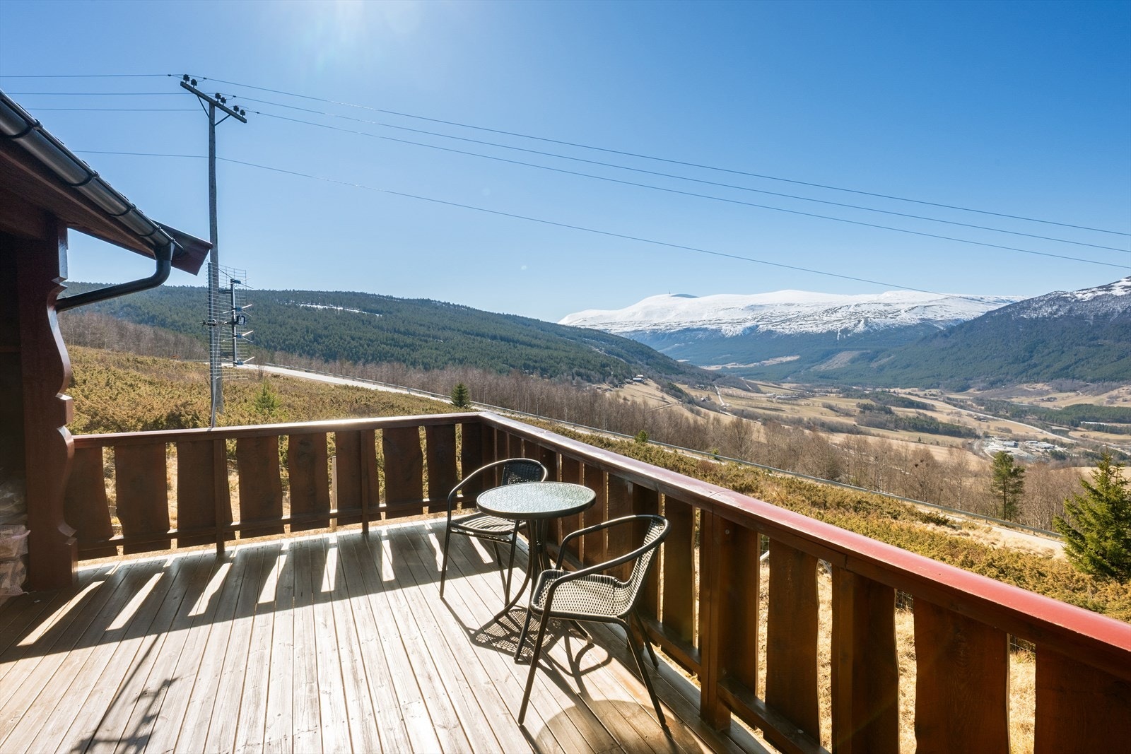 Herfra kan du nyte sol og utsikt over dalen og fjellene. Galleribilde