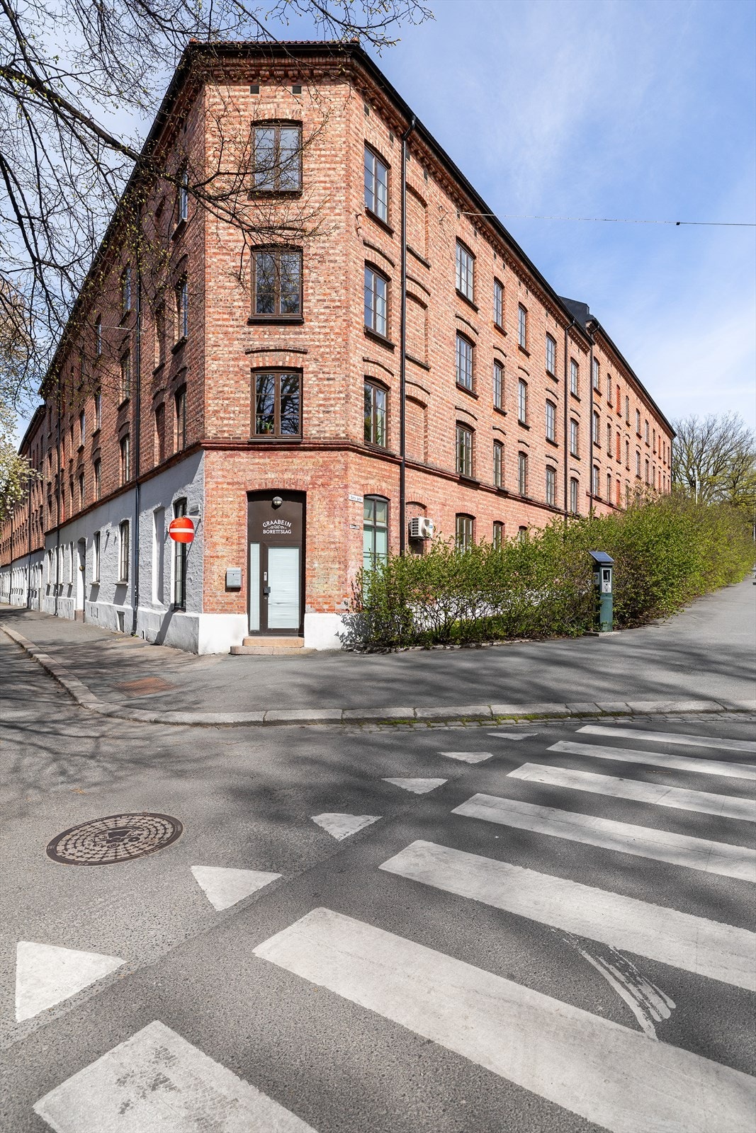 Fasade. Leiligheten ligger i byggets 2. etasje og har store vindusflater som sørger for naturlig lysinnslipp fra flere sider. Galleribilde