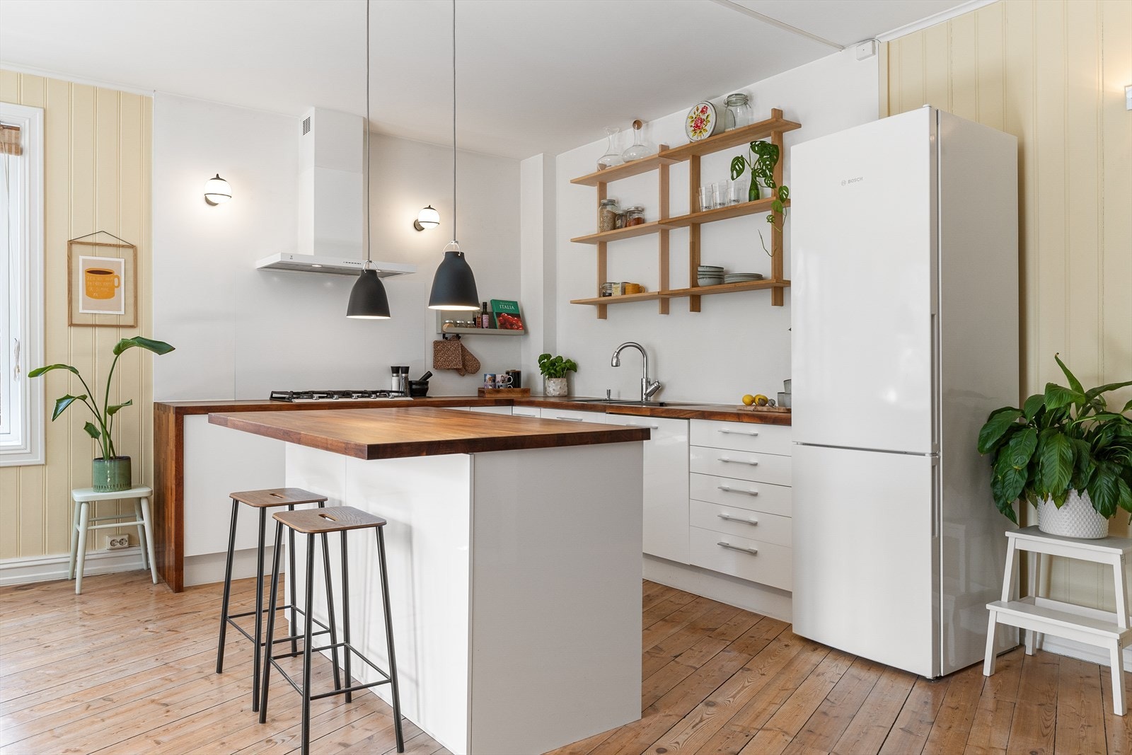 Boligen har et praktisk og tidløst kjøkken med glatte fronter og en lekker benkeplate i heltre. Galleribilde