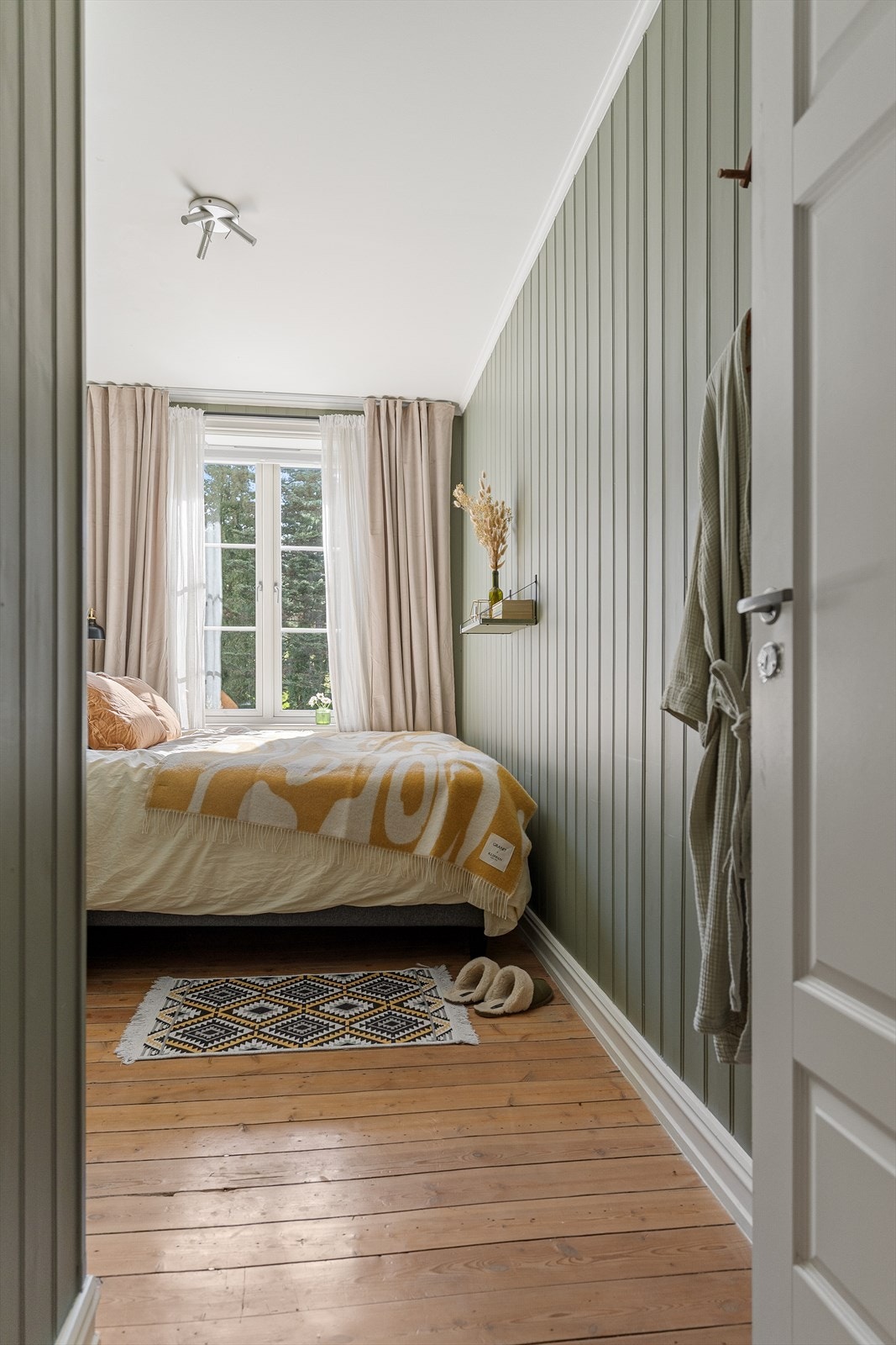 Det er innredet med skyvedørsgarderobe og en smart hylleløsning over døren, perfekt for maksimal utnyttelse av plassen. Galleribilde