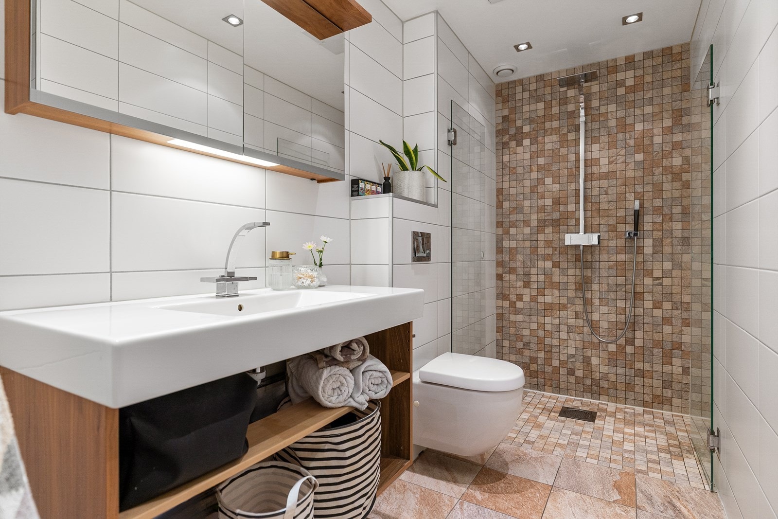 Badet ble renovert i 2014 og har flislagte overflater med elektriske varmekabler i gulvet. Galleribilde