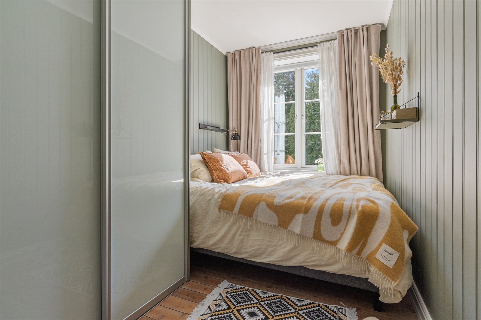 Soverommet har god plass til dobbeltseng. Selger har i dag 180x200 seng. Galleribilde