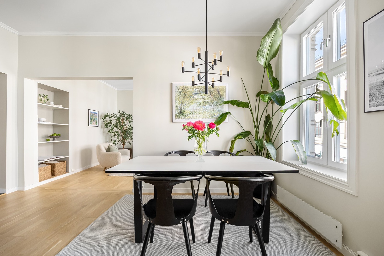 Her har man et romslig spisebord med god plass til familie og gjester Galleribilde