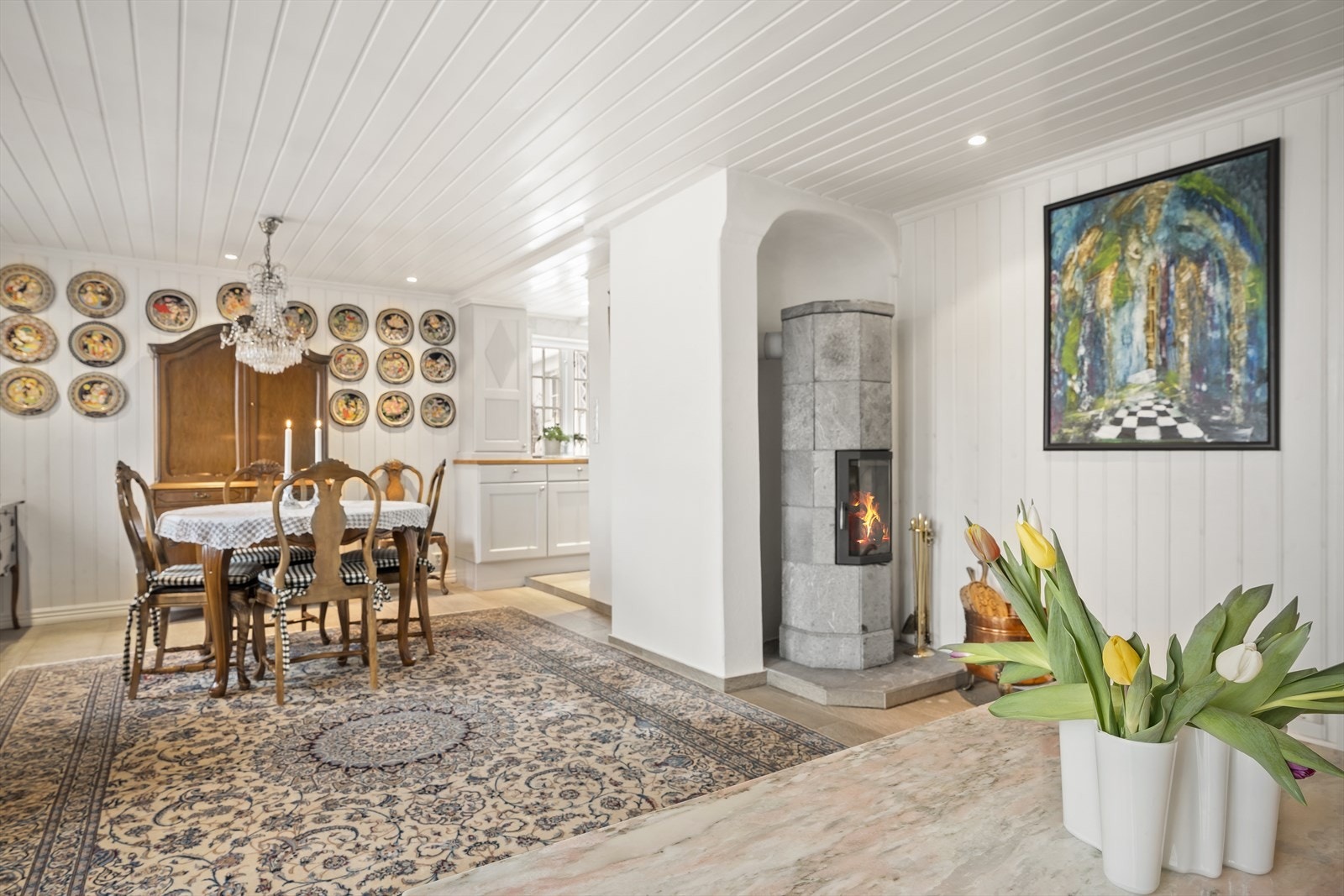 Det er installert en flott klebersteinsvedovn som varmer godt på kaldere dager og bidrar ellers med hygge når den er i bruk. Galleribilde