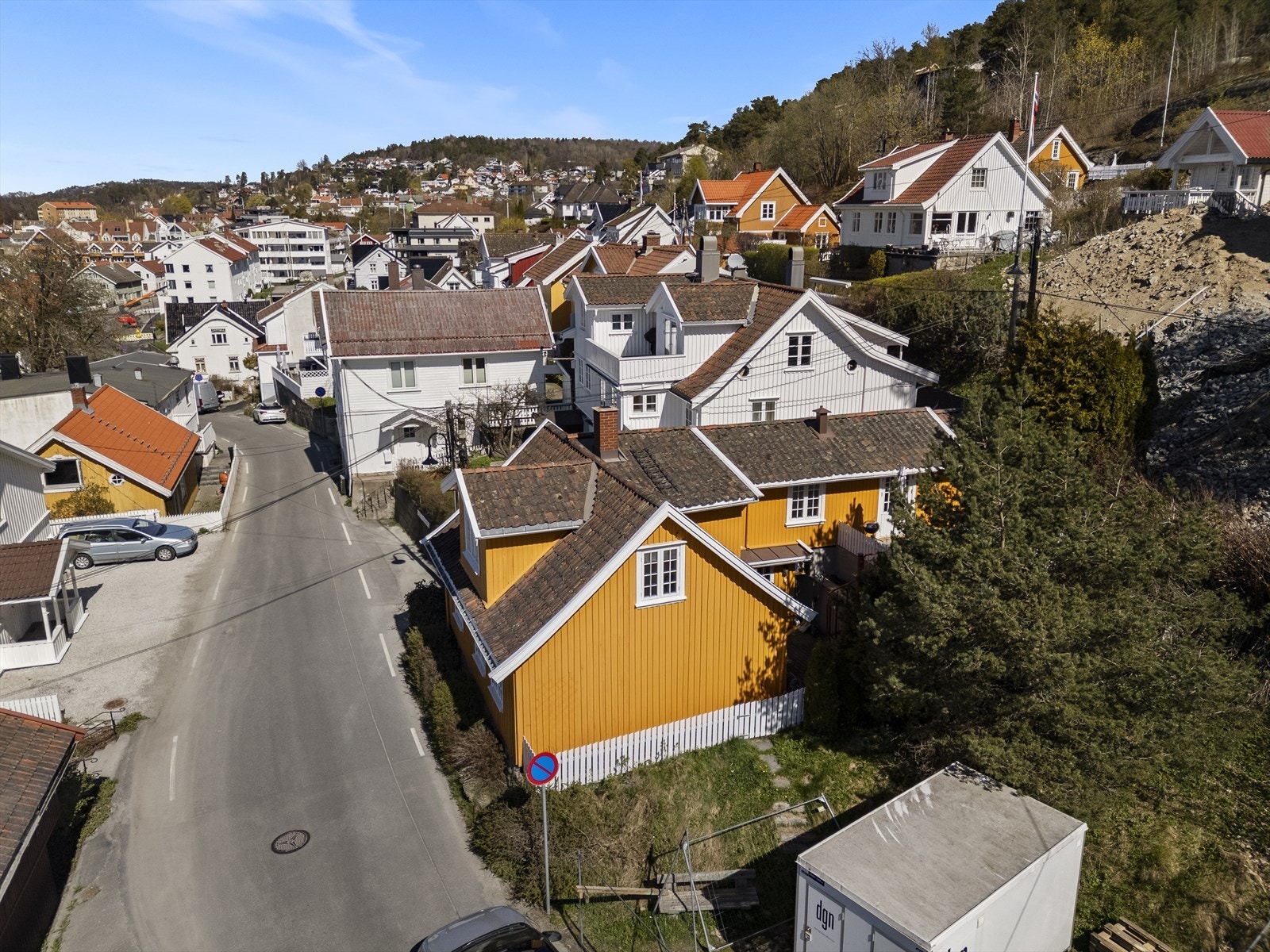 Eiendommen har en pent opparbeidet tomt med flotte usjenerte hellelagte uteplasser som har flotte sol- og utsiktsforhold. Galleribilde