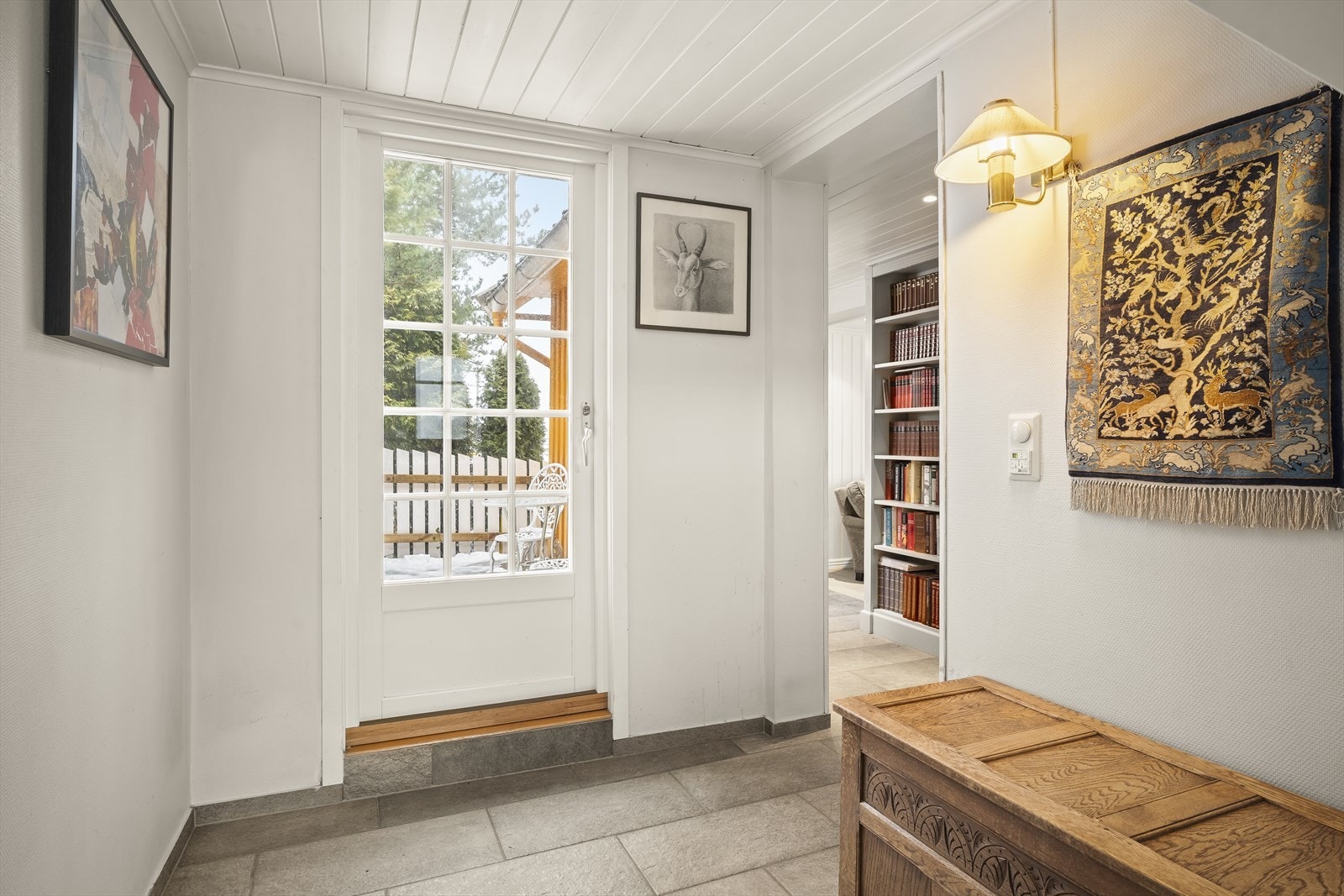 Fra gangen er det utgang til skjermet hyggelig hellelagt terrasse. Galleribilde