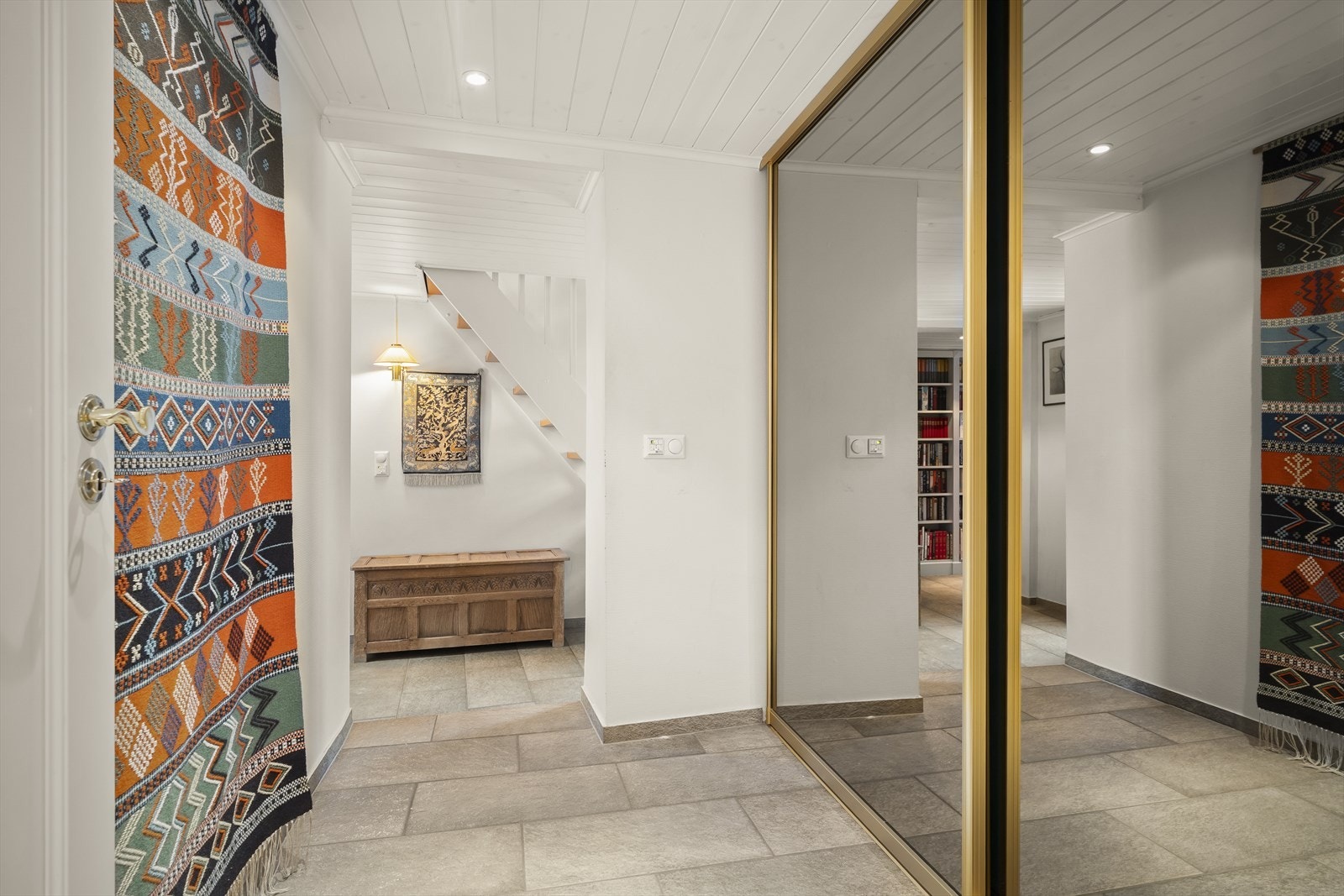 God plass til oppbevaring i romslig skyvedørsgarderobe.
VVb plassert her, også byttet i 2026. Galleribilde