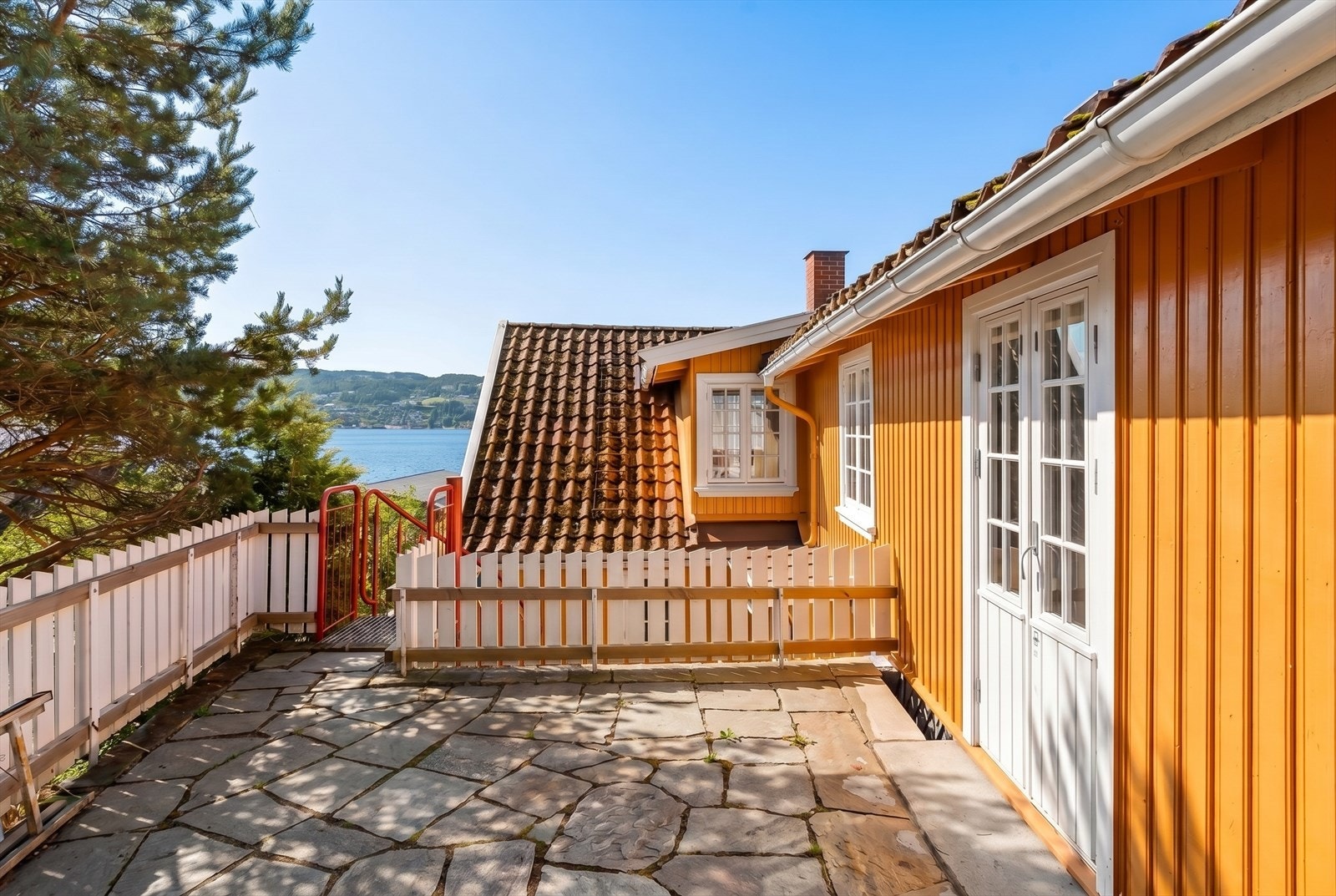 Den ca 18 kvm terrassen er vendt mot syd/vest.
Bildet er sesongredigert. Galleribilde