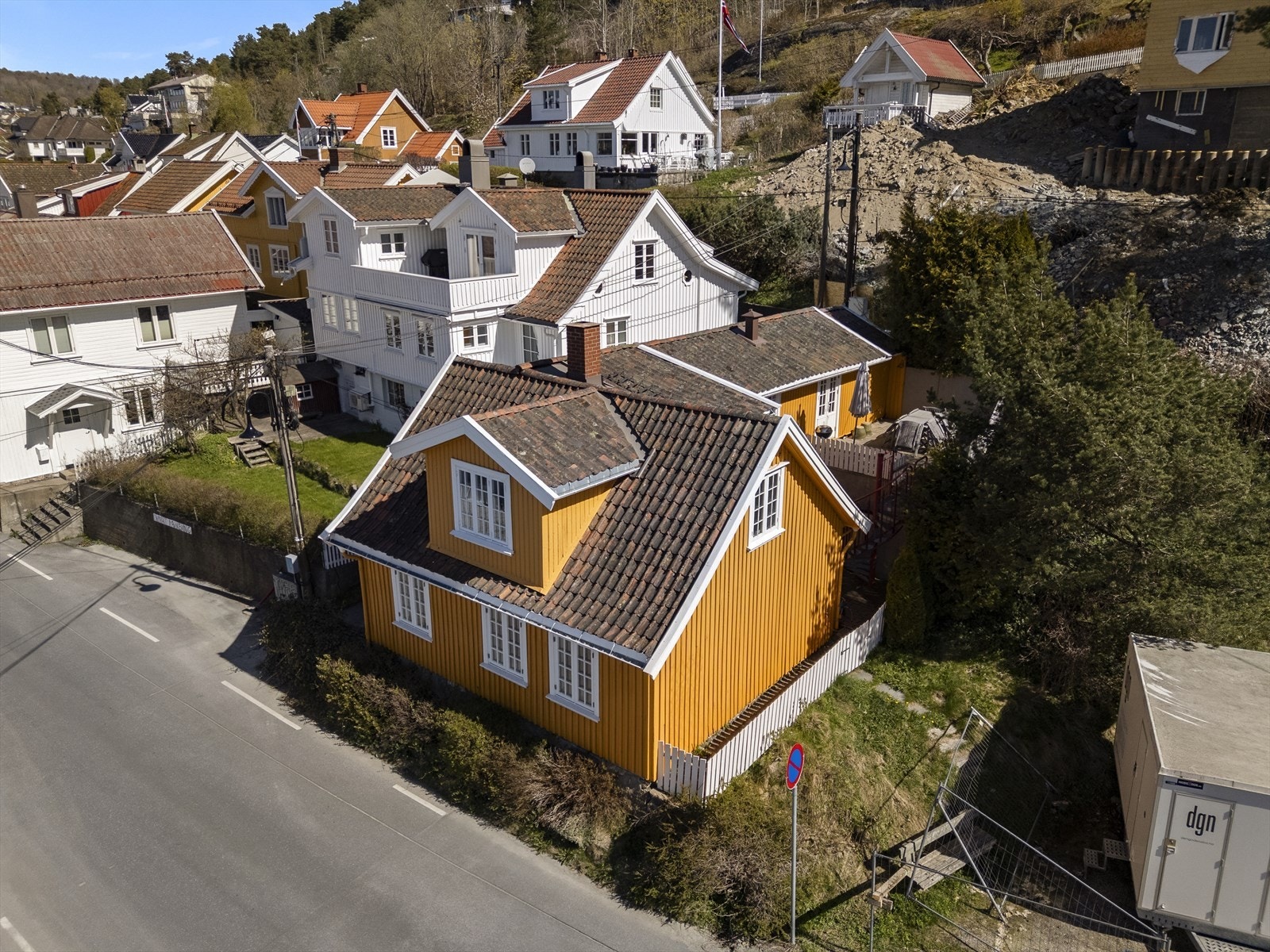 Eiendommen ligger i et meget sjarmerende bomiljø på Bråtan - som er en av Drøbaks eldste bydeler. Galleribilde