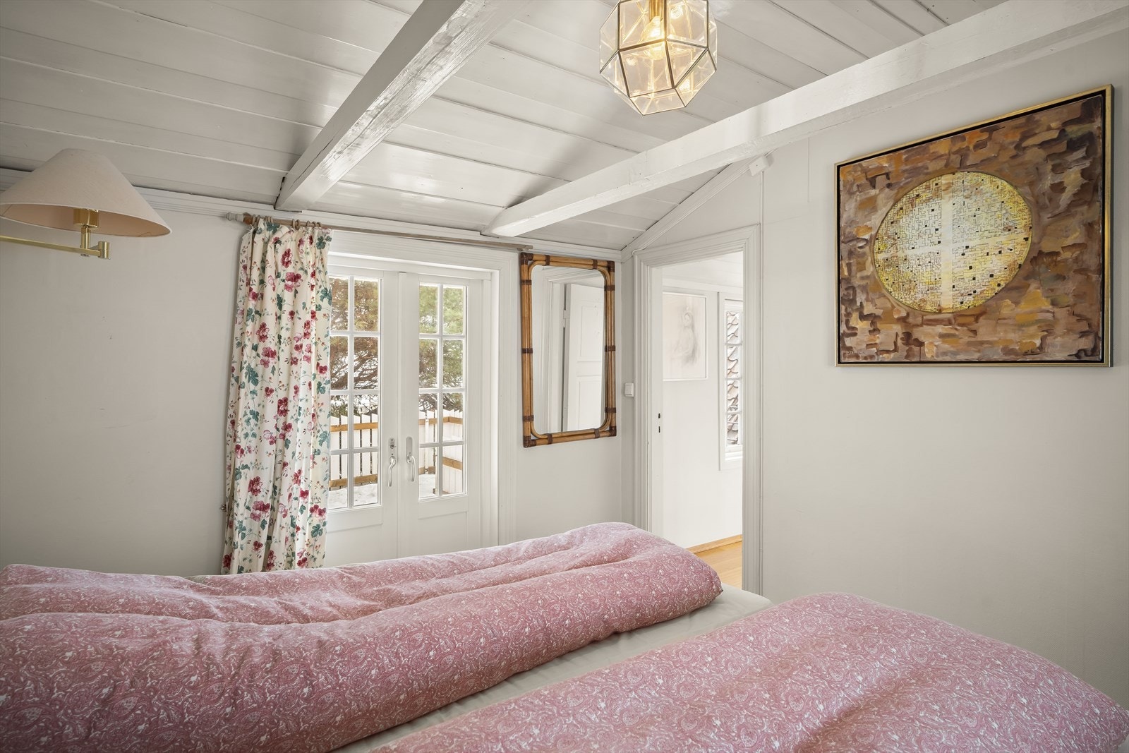 Hovedsoverommet har utgang til en skjermet og lun terrasse med gode solforhold. Galleribilde