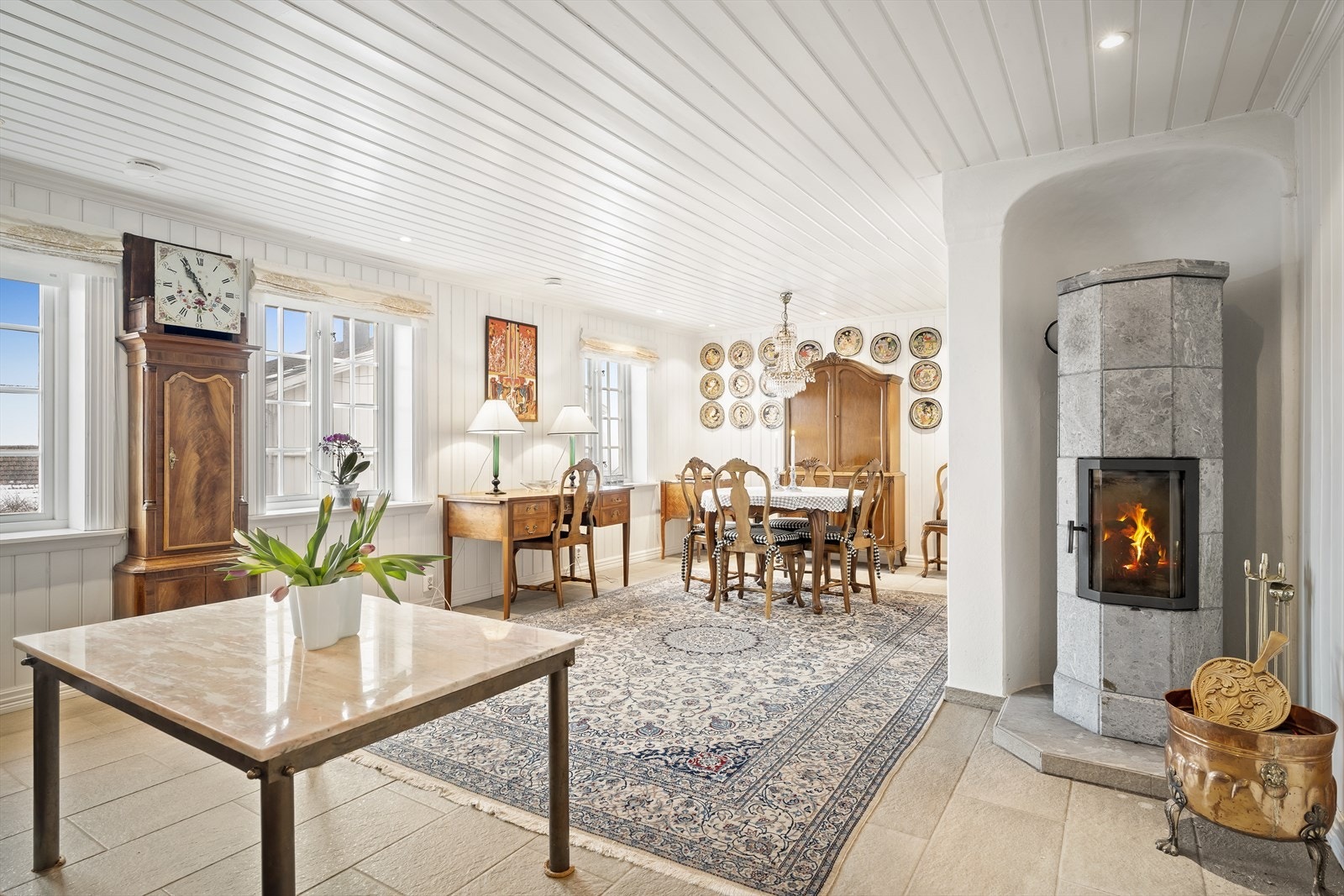 Stuen har en varm og innbydende karakter med plass til både sofagruppe og spisebord. Galleribilde