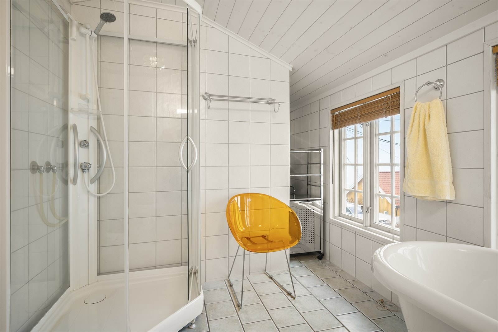 Badet er innredet med frittstående servant, speil med belysning og praktiske løsninger. Galleribilde