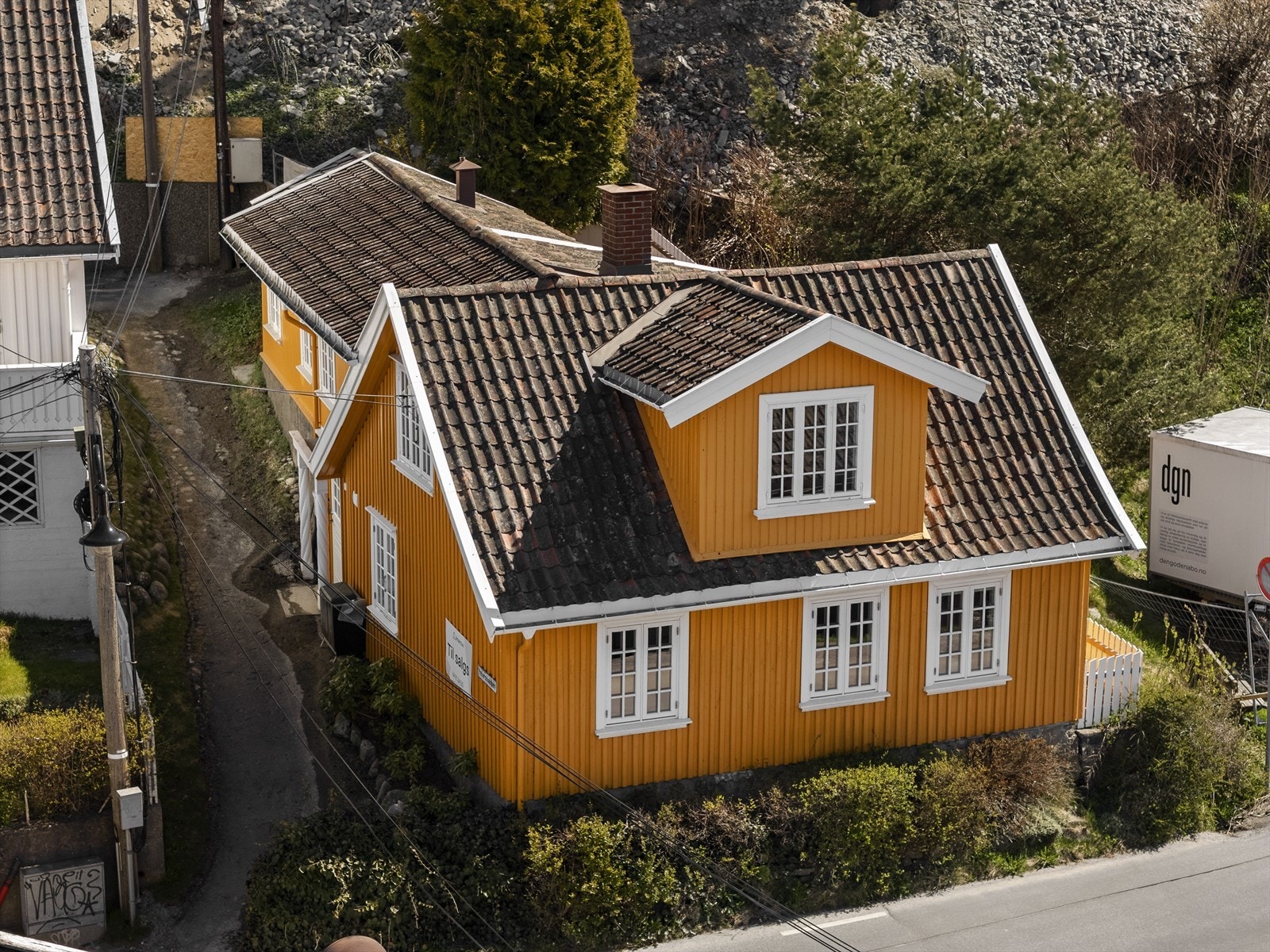 Eiendommen ligger idyllisk til i et maritimt og historisk trehusmiljø. Galleribilde