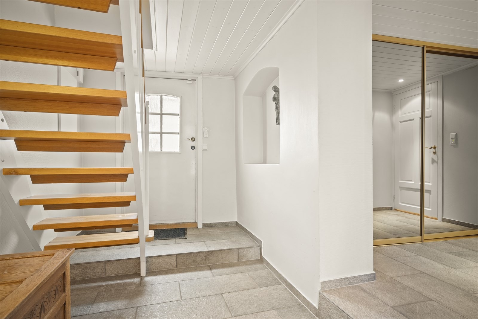 Lys og luftig entrè med flislagt gulv med varme.
Ytterdør er byttet nå i april 2026. Galleribilde