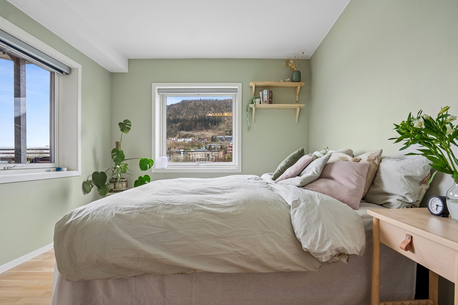 Gjennomgående parkett og malte platevegger gir et helhetlig inntrykk. Galleribilde