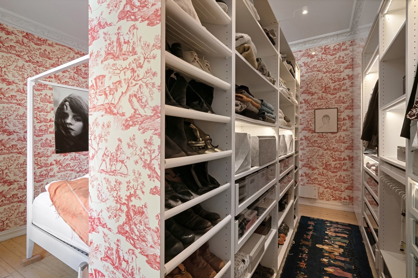 Walk-in-closet på hovedsoverommet. Galleribilde