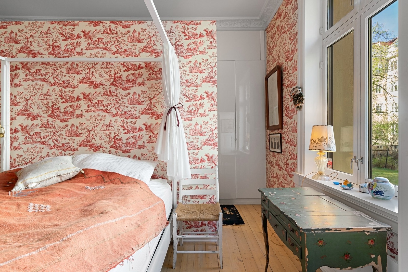 Meget god løsning med walk-in garderobe bak sengen. Galleribilde