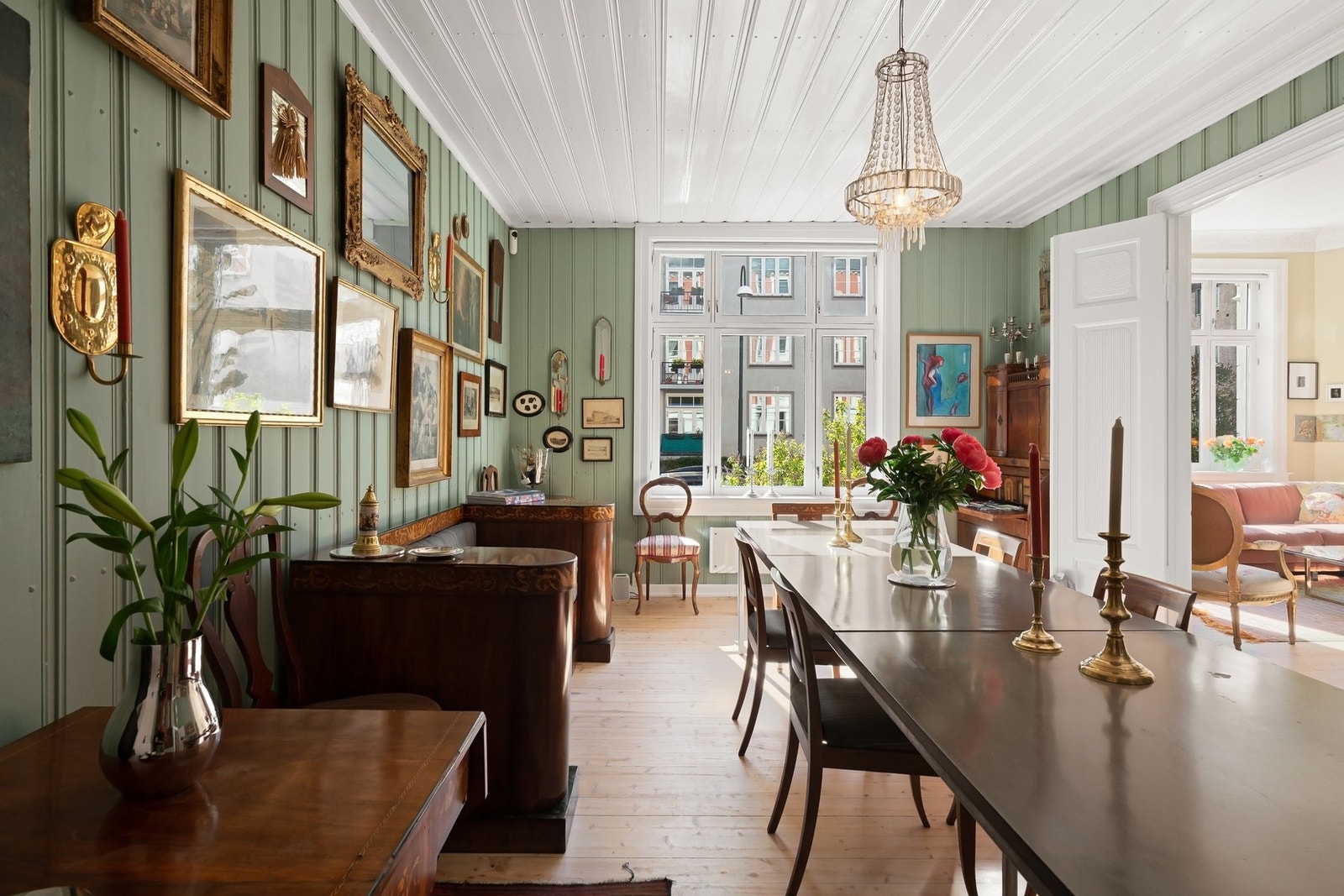 Raus spisestue med god plass til mange gjester. Galleribilde