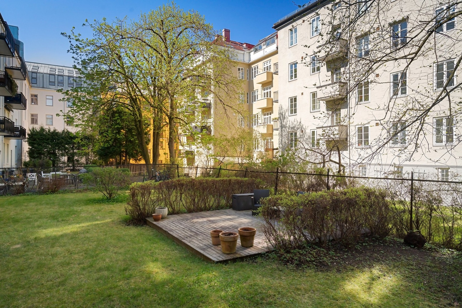 Frodig og pent opparbeidet bakgård med god plass til sosiale sammenkomster. Galleribilde
