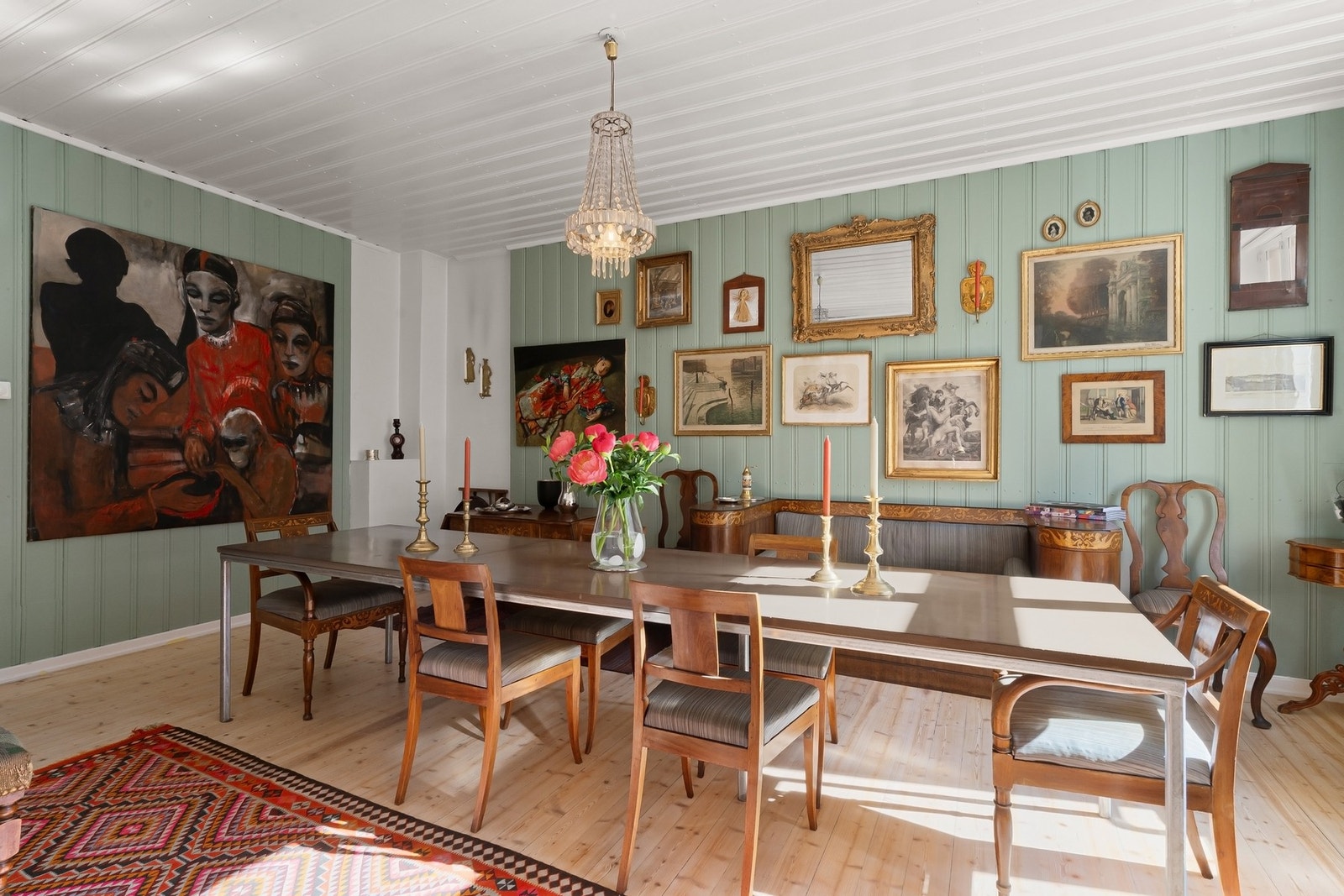 Sosial spisestue av god størrelse. Galleribilde